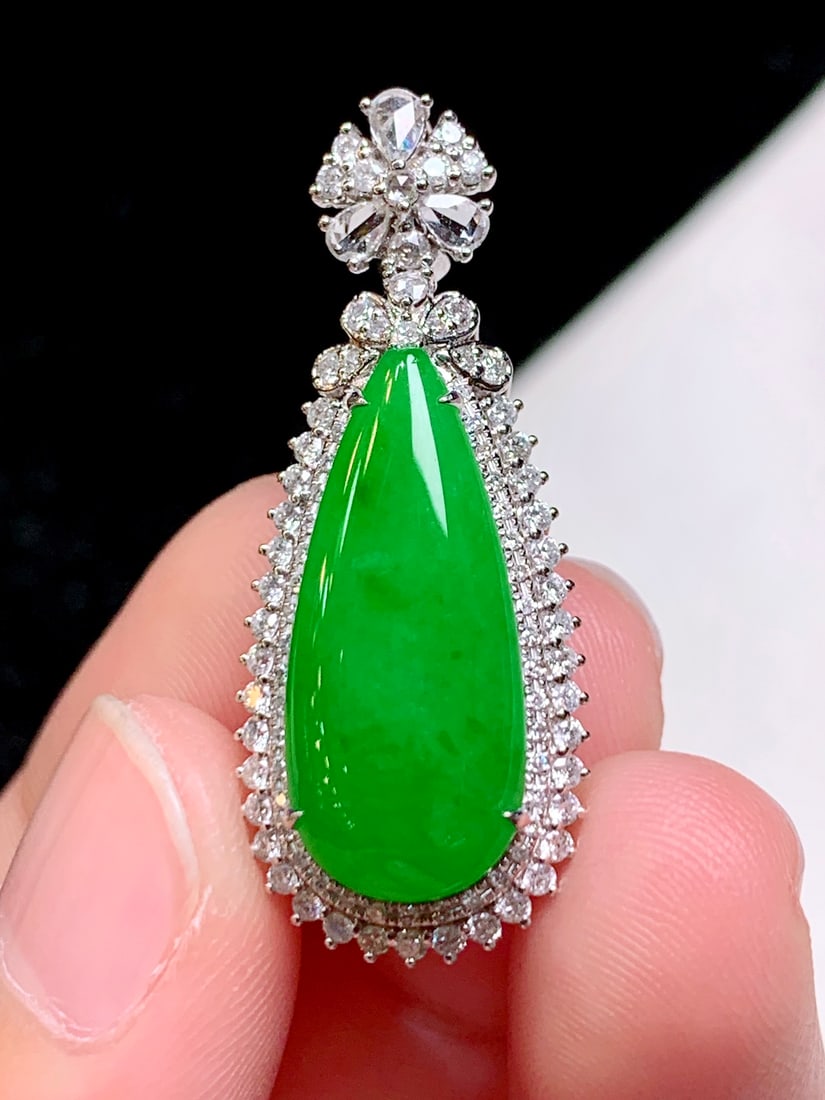 An Exquisite 18k Gold Diamond Inlaid Jadeite Pendant: An Exquisite 18k Gold Diamond Inlaid Jadeite Pendant,Size(Loose Stone):0.8inx0.3inx0.2in 18k金钻镶嵌翡翠吊坠