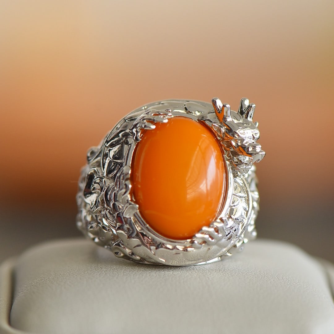An Exquisite Sterling Silver Inlaid Beeswax Ring: An Exquisite Sterling Silver Inlaid Beeswax Ring,Size:0.6inx0.8in 纯银镶蜜蜡戒指