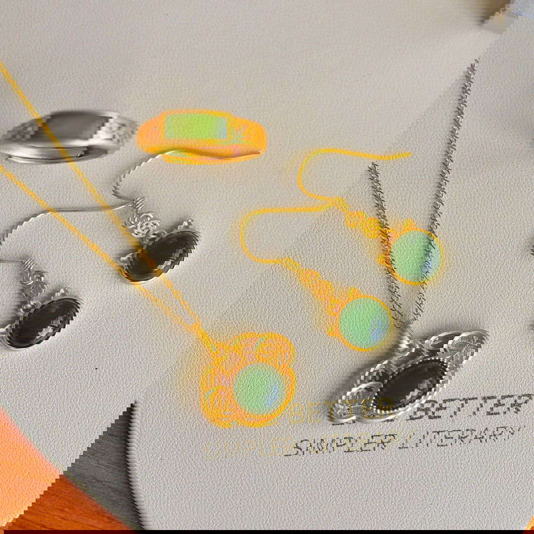 A Set of Fine Sterling Silver-Gold Plated Inlaid Jasper Jewelrys: A Set of Fine Sterling Silver-Gold Plated Inlaid Jasper Jewelrys 一套纯银镀金镶碧玉首饰