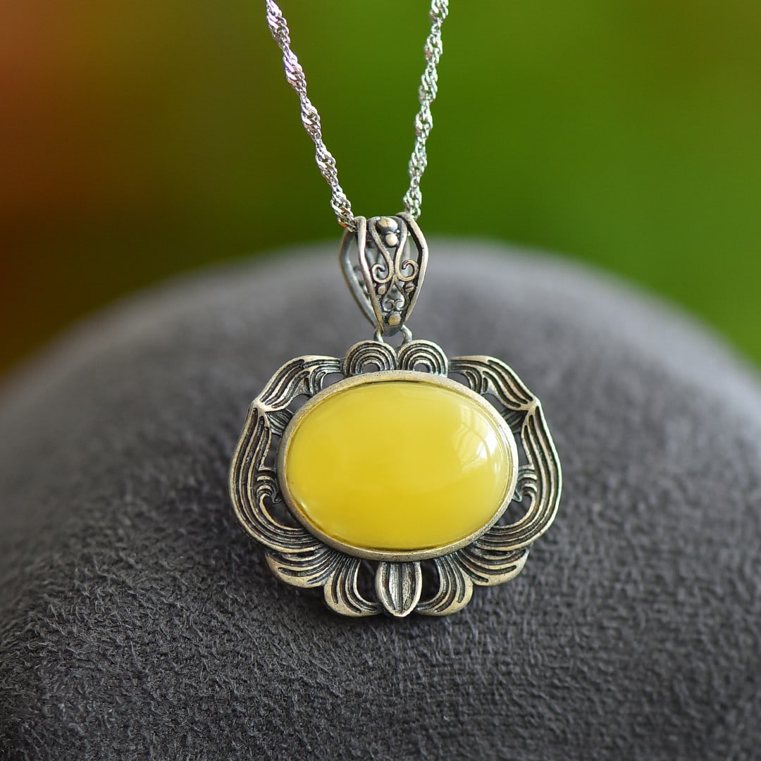 An Exquisite Sterling Silver Inlaid Amber Pendant: An Exquisite Sterling Silver Inlaid Amber Pendant,Size:0.5inx0.6in 纯银镶琥珀吊坠