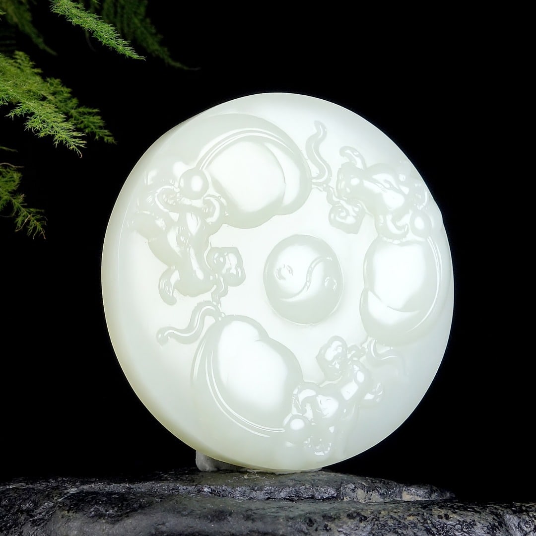 An Exquisite White Jade Buffalo Pattern Pendant - 3