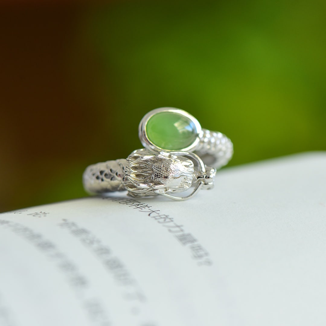 An Exquisite Sterling Silver Inlaid Jasper Ring: An Exquisite Sterling Silver Inlaid Jasper Ring 纯银镶碧玉戒指