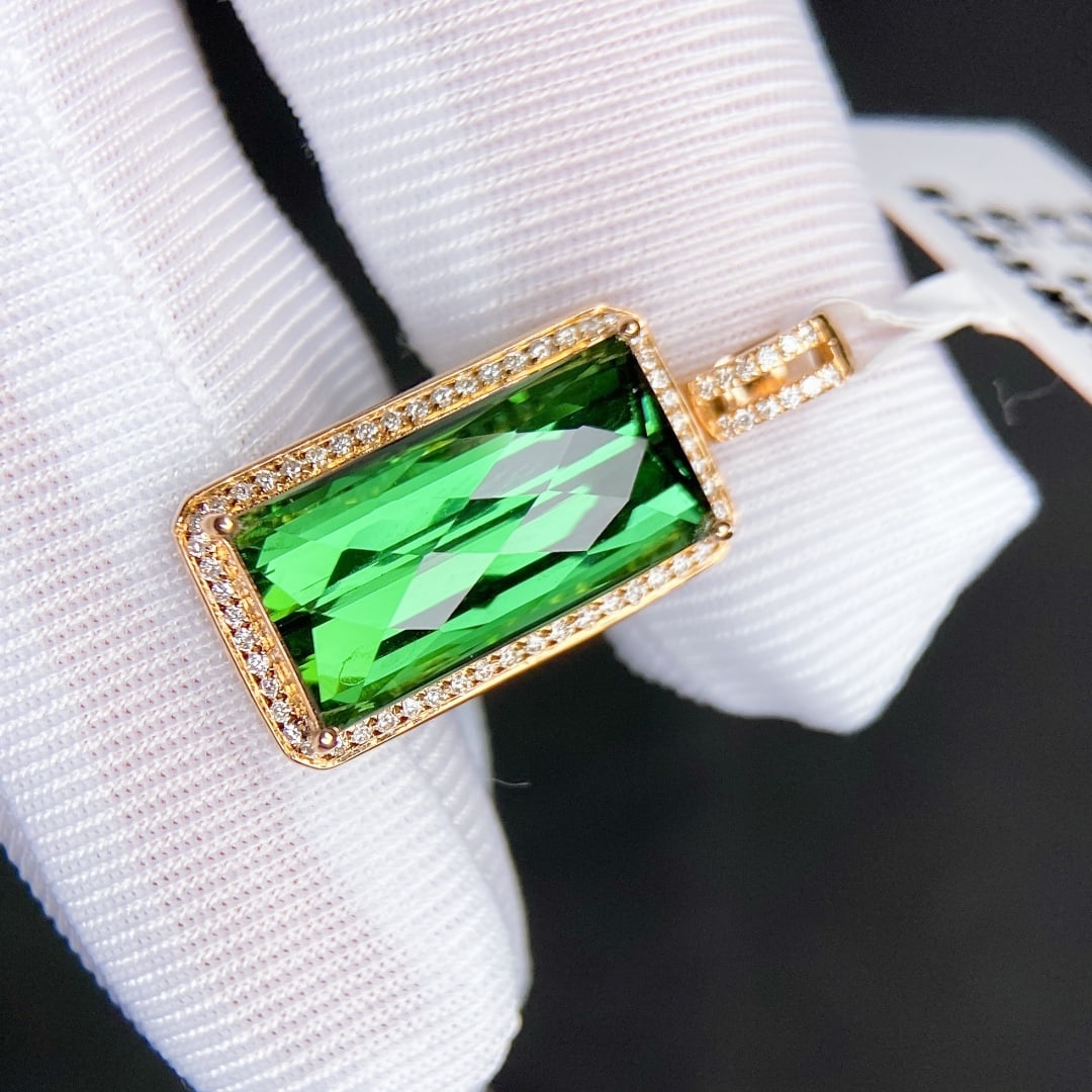 6.25Ctw Natural Tourmaline Necklace: 6.25Ctw Natural Tourmaline Necklace,Size:0.6inx0.3in 6.25Ctw天然碧玺项链