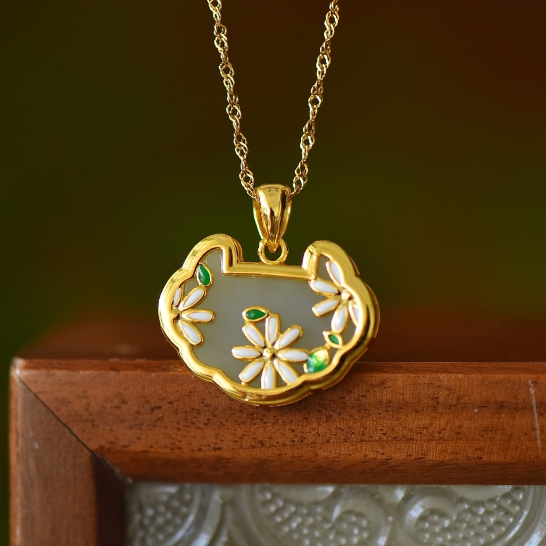 An Exquisite Sterling Silver-Gold Plated Inlaid White Jade Pendant: An Exquisite Sterling Silver-Gold Plated Inlaid White Jade Pendant, 纯银镀金镶白玉吊坠