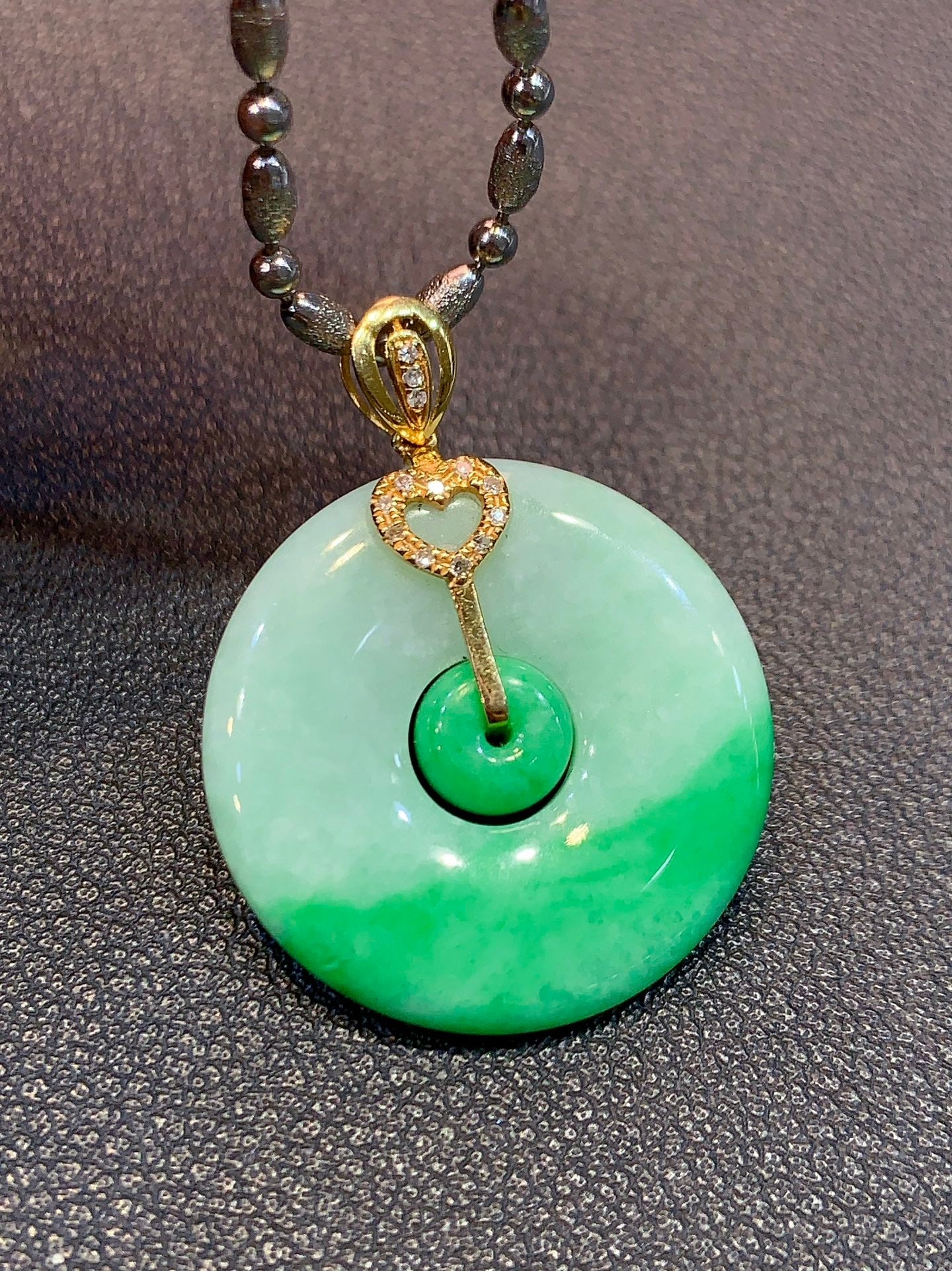 An Exquisite 18k Gold Diamond Inlaid Jadeite Pendant: An Exquisite 18k Gold Diamond Inlaid Jadeite Pendant,Size(Loose Stone):0.9inx0.1in 18k金钻镶嵌翡翠吊坠