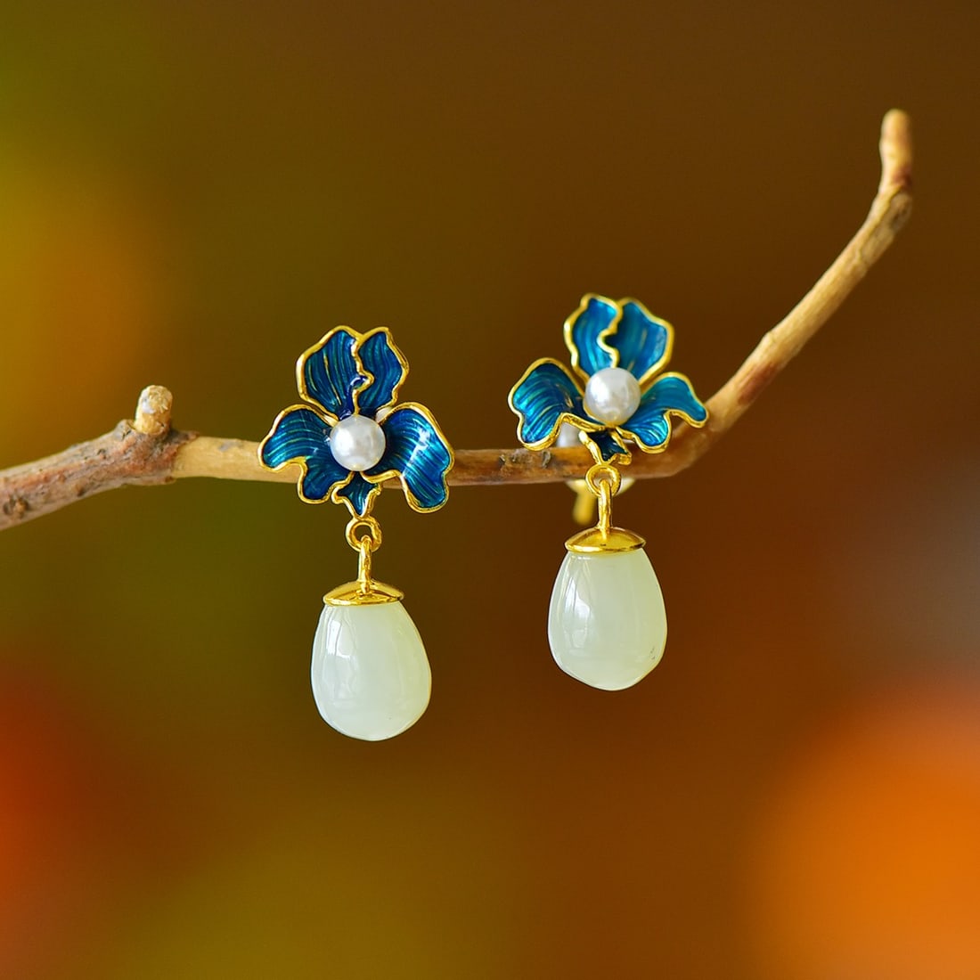 A Pair of Exquisite Sterling Silver Inlaid White Jade Flower Pattern Earrings: A Pair of Exquisite Sterling Silver Inlaid White Jade Flower Pattern Earrings,Size:0.3inx0.4in 一对纯银镶白玉花卉纹耳环