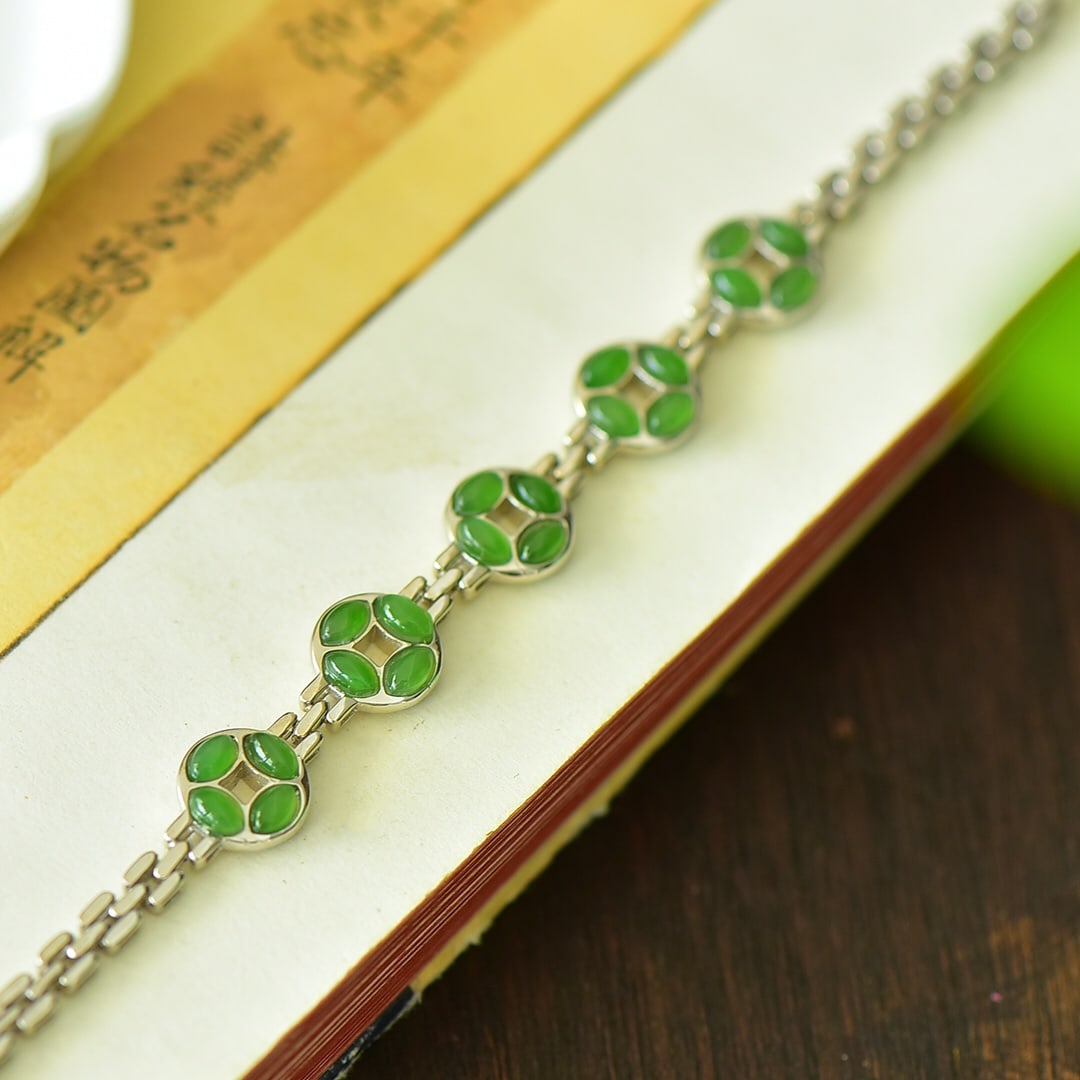 An Exquisite Sterling Silver Inlaid Jasper Bracelet: An Exquisite Sterling Silver Inlaid Jasper Bracelet,Size:0.4inx0.7in 纯银镶碧玉手链