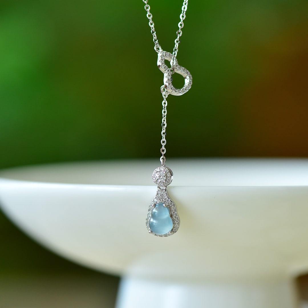 An Exquisite Sterling Silver Inlaid Jadeite Necklace,Inlaid Diamond: An Exquisite Sterling Silver Inlaid Jadeite Necklace,Inlaid Diamond,Size:0.2inx0.3in 纯银镶翡翠项链,嵌钻石