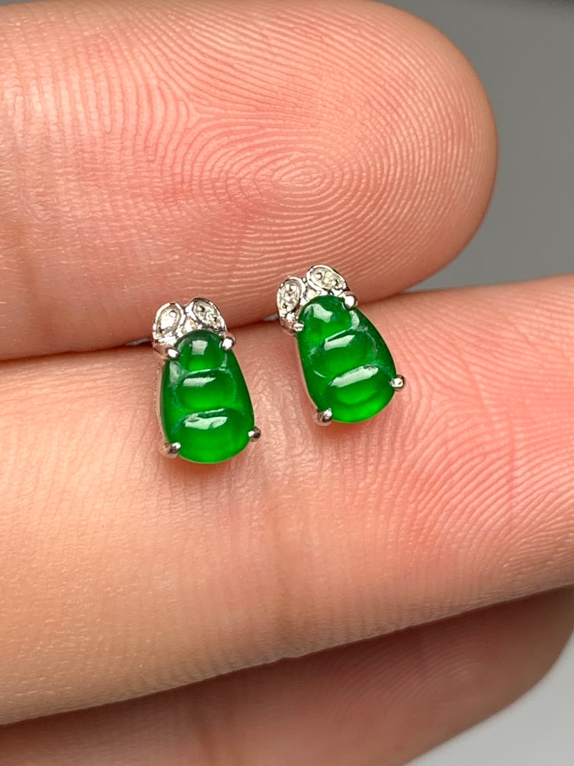 A Pair of Exquisite 18k Gold Diamond Inlaid Jadeite Earrings: A Pair of Exquisite 18k Gold Diamond Inlaid Jadeite Earrings,Size(Loose Stone):0.2inx0.2inx0in 一对18k金钻镶嵌翡翠耳钉