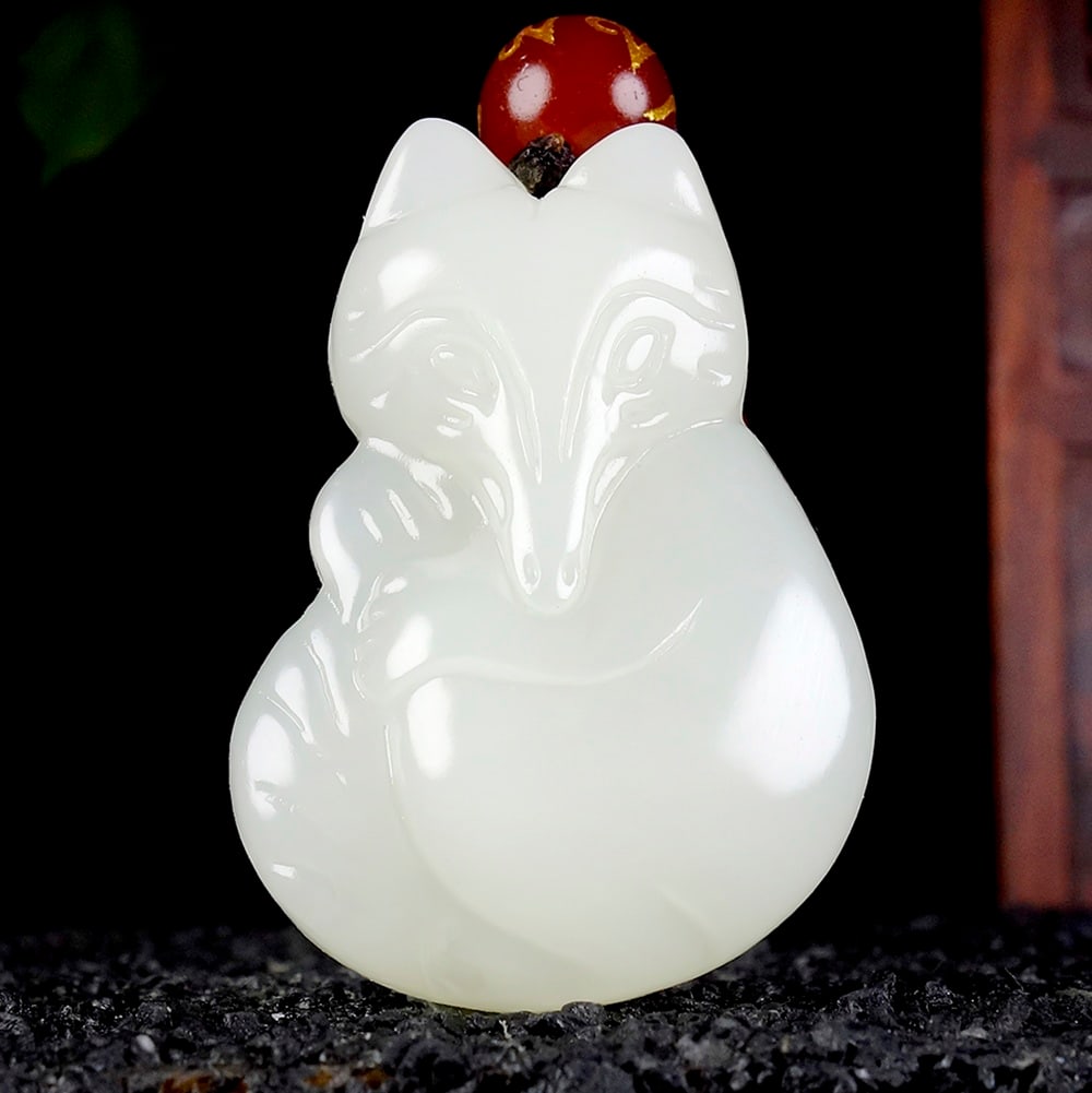 An Exquisite White Jade Fox Pendant: An Exquisite White Jade Fox Pendant,Size:1.4inx1inx0.3in 白玉狐狸挂件