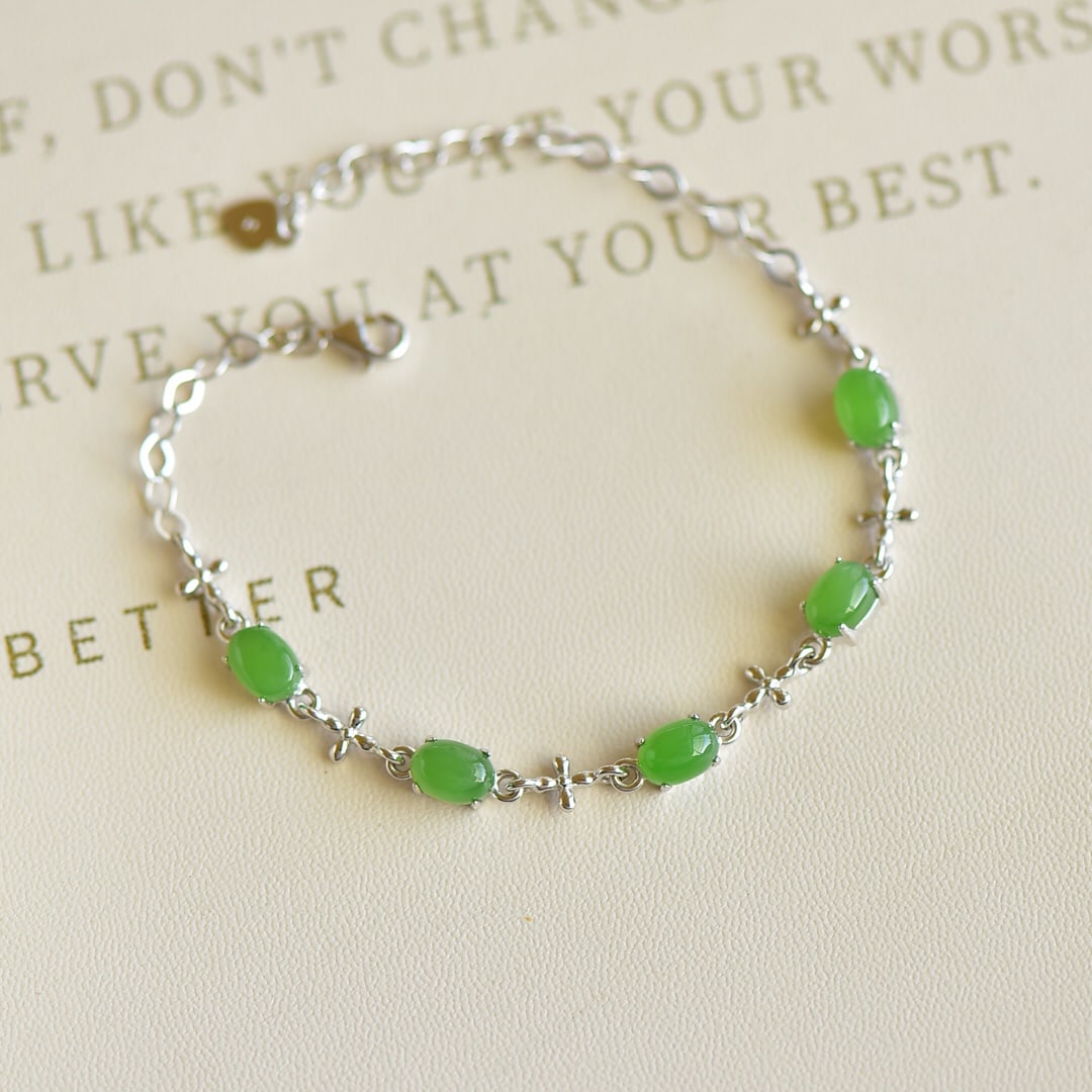 An Exquisite Sterling Silver Inlaid Jasper Bracelet: An Exquisite Sterling Silver Inlaid Jasper Bracelet,Size:0.2inx0.3in 纯银镶碧玉手链