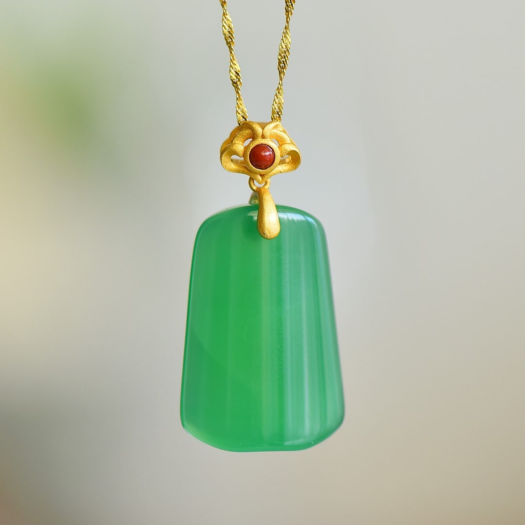 An Exquisite Sterling Silver-Gold Plated Inlaid Agate Pendant: An Exquisite Sterling Silver-Gold Plated Inlaid Agate Pendant,Size:0.8inx1.2in 寓意:平平安安,健健康康 