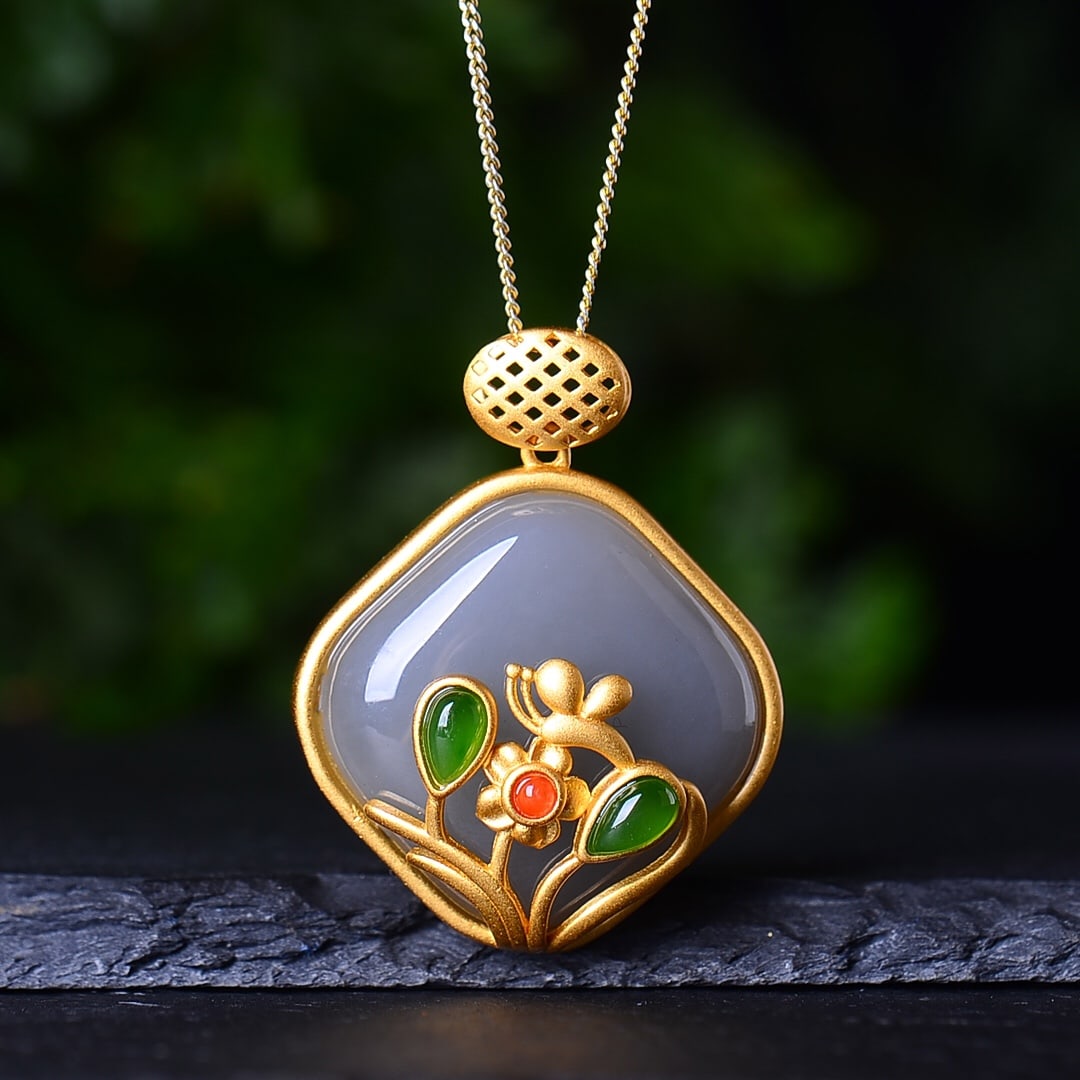 An Exquisite Sterling Silver-Gold Plated Inlaid White Jade Pendant: An Exquisite Sterling Silver-Gold Plated Inlaid White Jade Pendant,Size:0.8inx0.8in 纯银镀金镶白玉吊坠