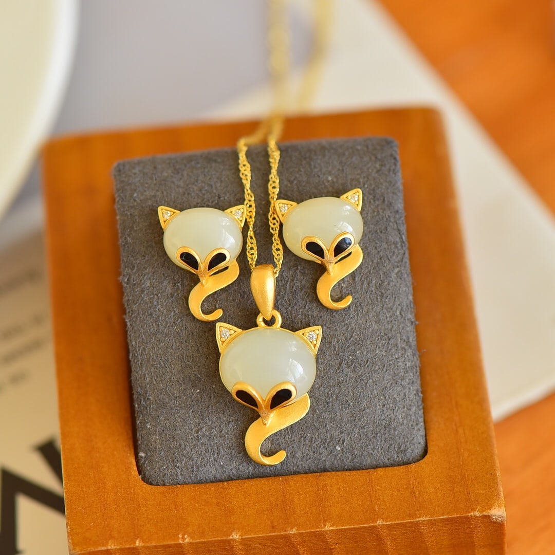 A Set of Fine Sterling Silver-Gold Plated Inlaid White Jade Jewelrys: A Set of Fine Sterling Silver-Gold Plated Inlaid White Jade Jewelrys,Size:0.4inx0.5in 一套纯银镀金镶白玉首饰