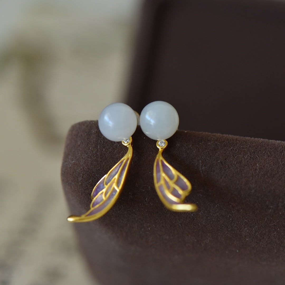 A Pair of Exquisite Sterling Silver-Gold Plated Inlaid White Jade Earrings: A Pair of Exquisite Sterling Silver-Gold Plated Inlaid White Jade Earrings,Size:0.3inx0.3in 一对纯银镀金镶白玉耳环