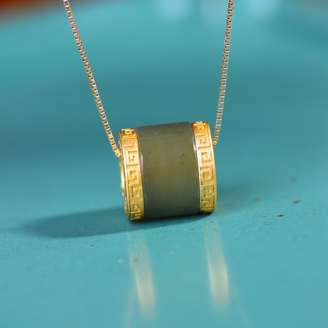 An Exquisite Sterling Silver-Gold Plated Inlaid Sapphire Pendant: An Exquisite Sterling Silver-Gold Plated Inlaid Sapphire Pendant,Size:0.3inx0.5in 纯银镀金镶青玉吊坠