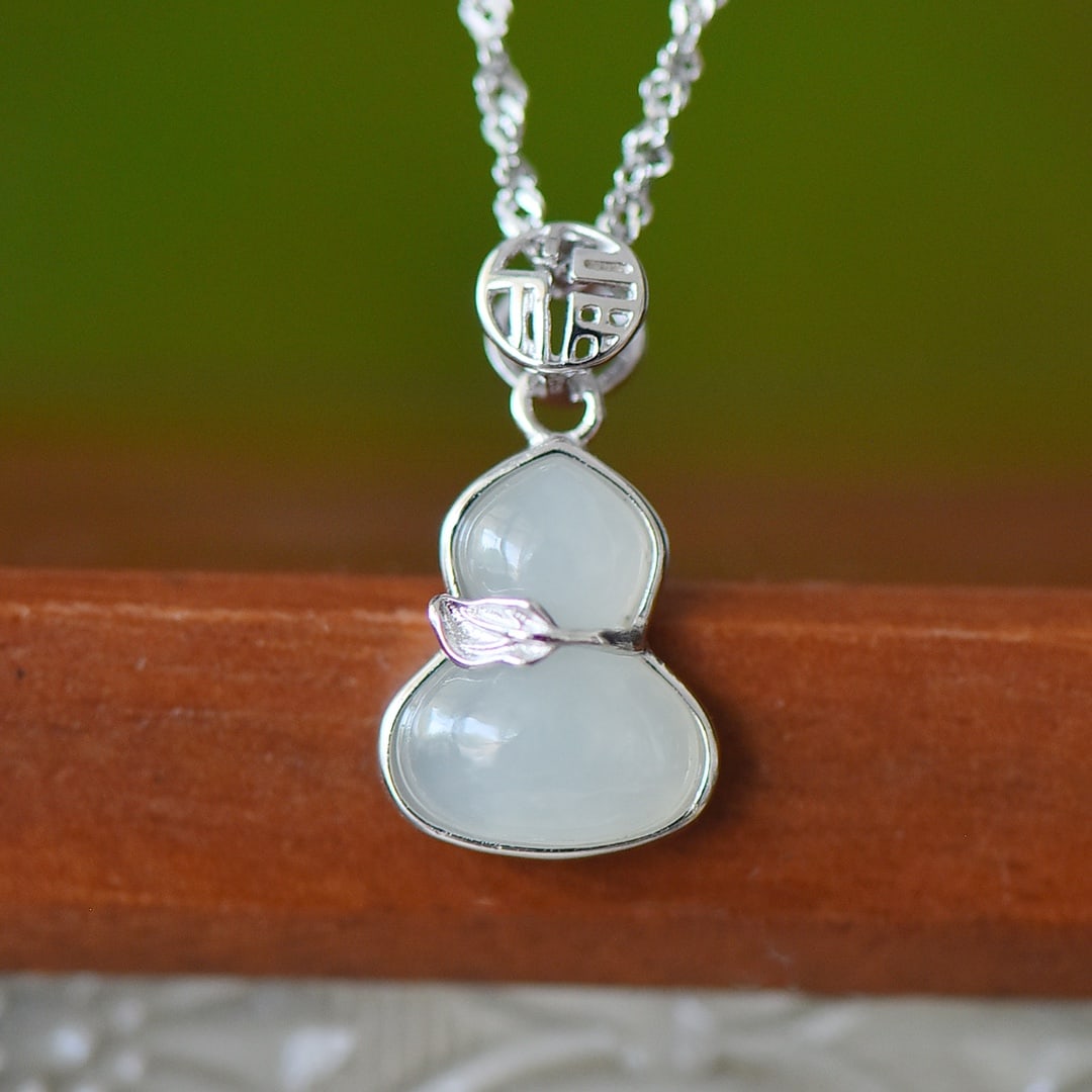 An Exquisite Sterling Silver Inlaid White Jade Pendant: An Exquisite Sterling Silver Inlaid White Jade Pendant,Size:0.4inx0.5in 纯银镶白玉吊坠