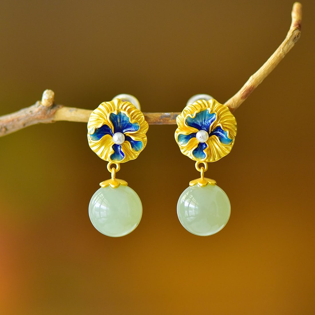 A Pair of Exquisite Sterling Silver Inlaid Greenish Jade Flower Pattern Earrings: A Pair of Exquisite Sterling Silver Inlaid Greenish Jade Flower Pattern Earrings,Size:0.4inx0.4in 一对纯银镶青玉花卉纹耳环