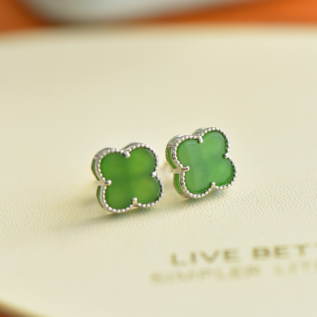 A Pair of Exquisite Sterling Silver Inlaid Jasper Earrings: A Pair of Sterling Silver Inlaid Jasper Earring , Size :0.4inx0.4ins 一对纯银镶碧玉耳钉,尺寸:0.4inx0.4in