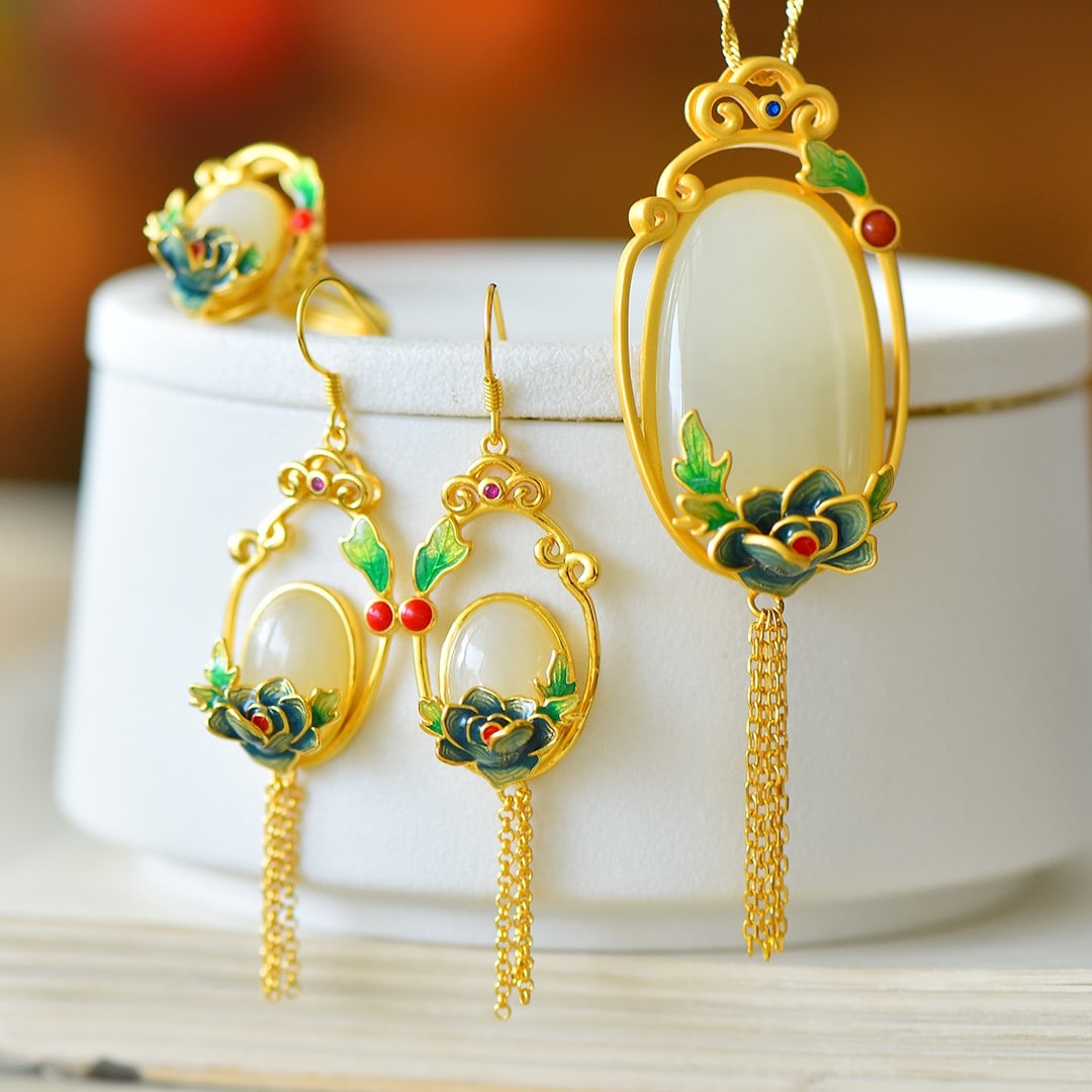 A Set of Fine Sterling Silver-Gold Plated Inlaid White Jade Jewelrys: A Set of Fine Sterling Silver-Gold Plated Inlaid White Jade Jewelrys 一套纯银镀金镶白玉首饰
