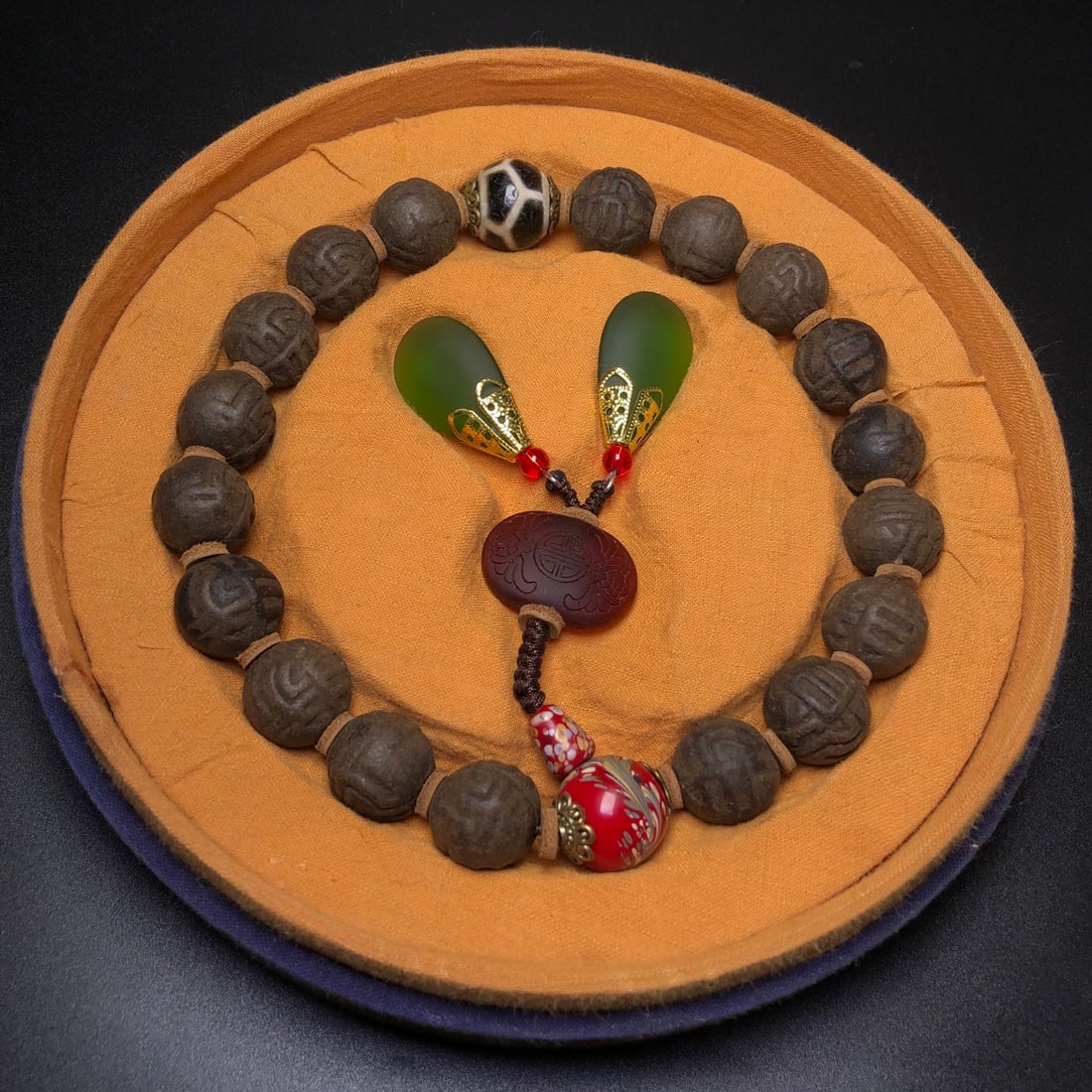 A Precious Eaglewood Bracelets: A Precious Eaglewood Bracelets,Size:0.7in*18 沉香手串