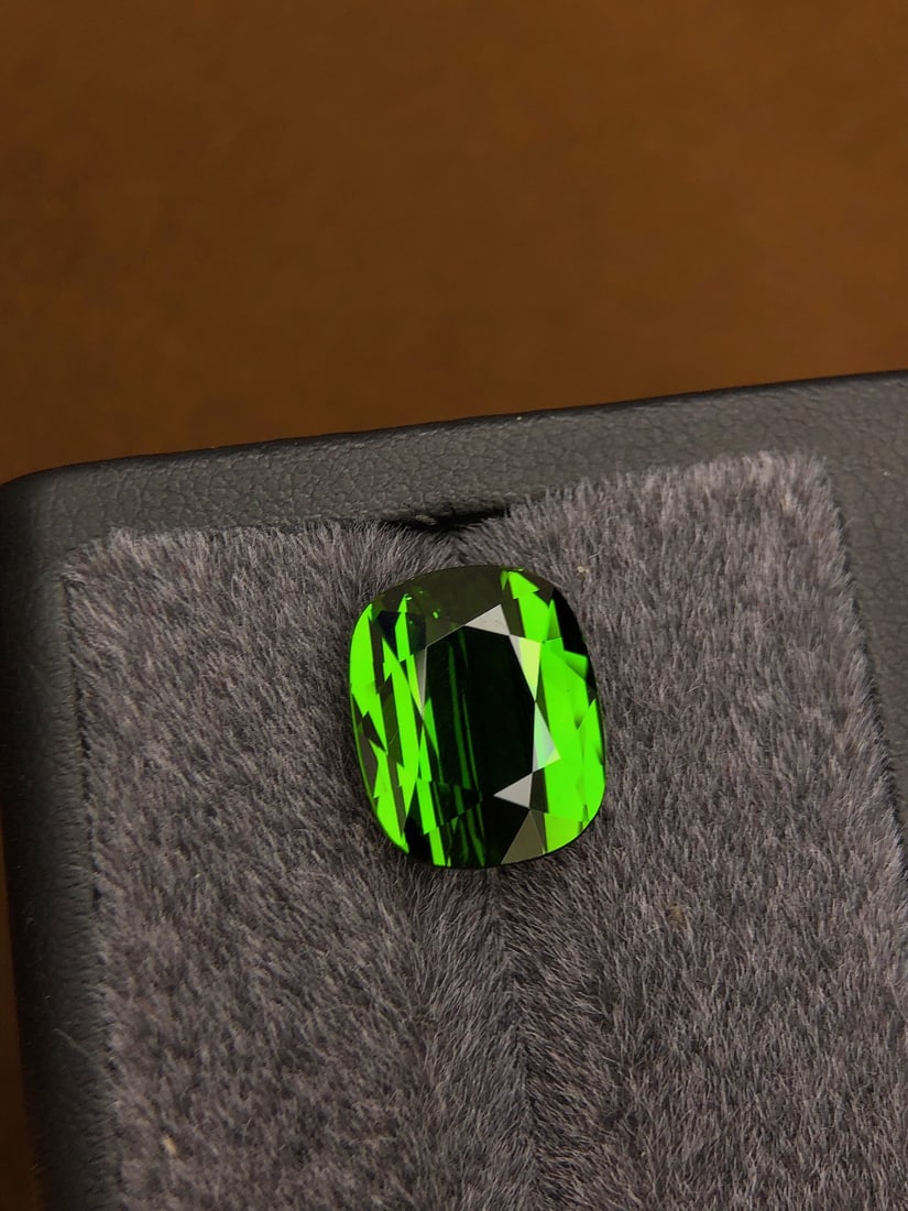 10.5Ctw Natural Tourmaline Loose: 10.5Ctw Natural Tourmaline Loose,Size:0.6inx0.5inx0.3in 10.5Ctw天然碧玺裸石