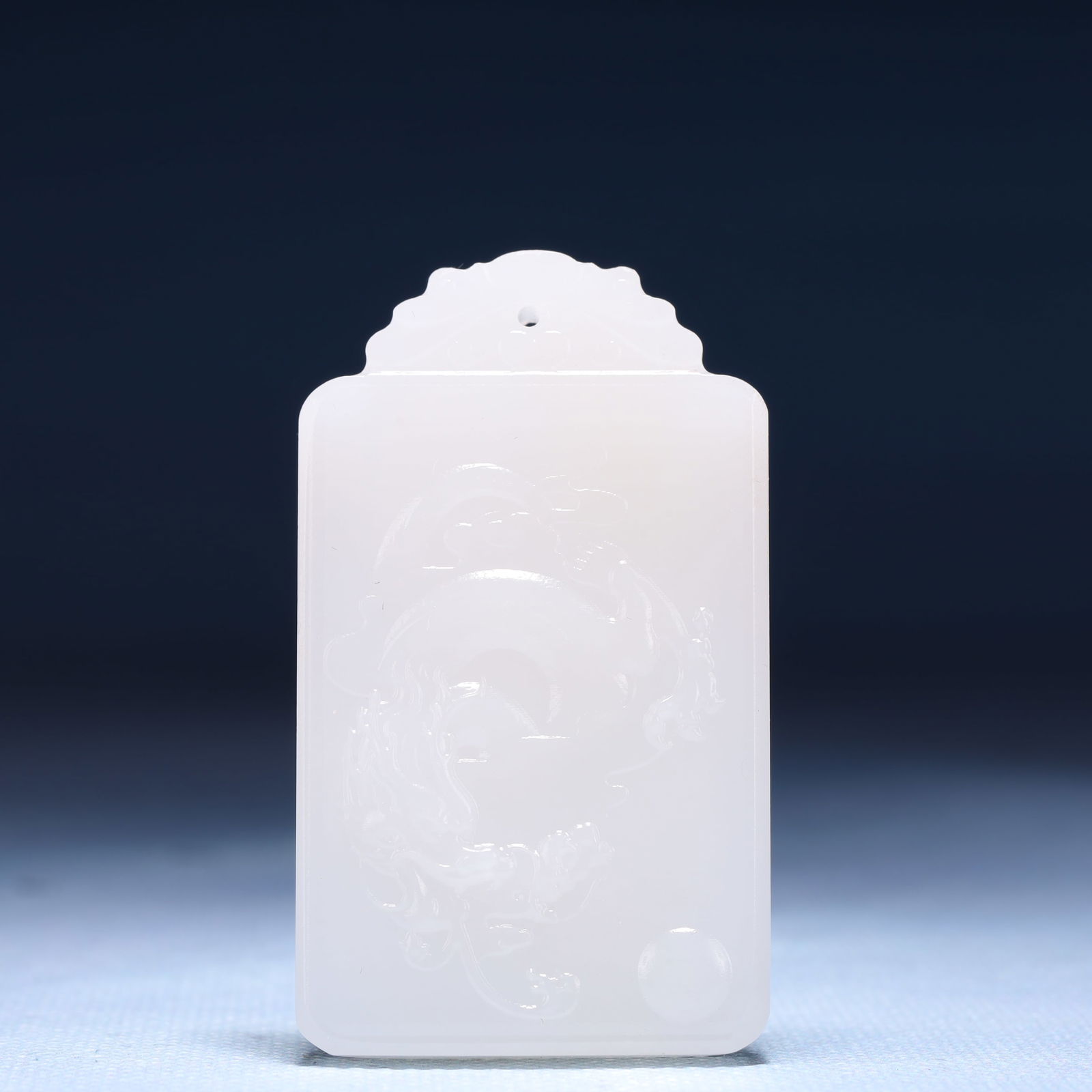 An Exquisite White Jade Dragon Pattern Pendant: An Exquisite White Jade Dragon Pattern Pendant,Size:1.4inx0.4inx2.2in,Weight:50g 白玉龙纹牌