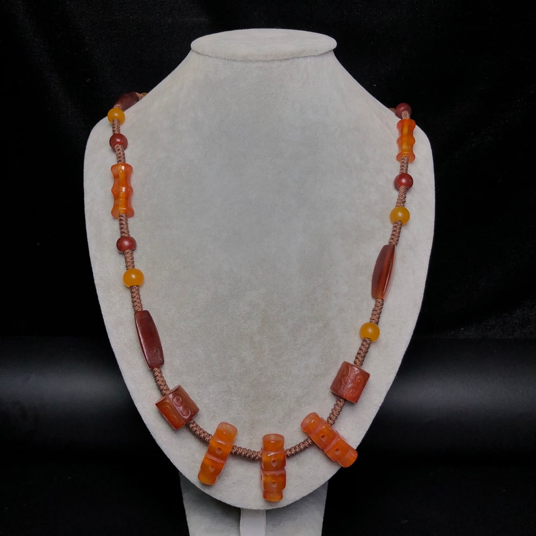 A Precious Agate Necklace - 9
