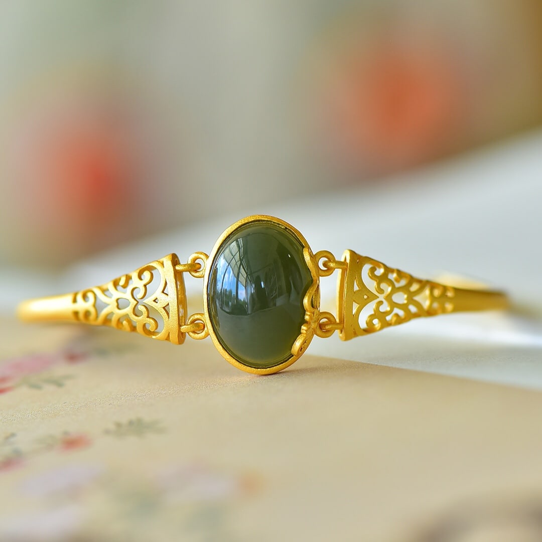 An Exquisite Sterling Silver-Gold Plated Inlaid Sapphire Bracelet: An Exquisite Sterling Silver-Gold Plated Inlaid Sapphire Bracelet,Size:0.5inx0.7in 纯银镀金镶青玉手镯