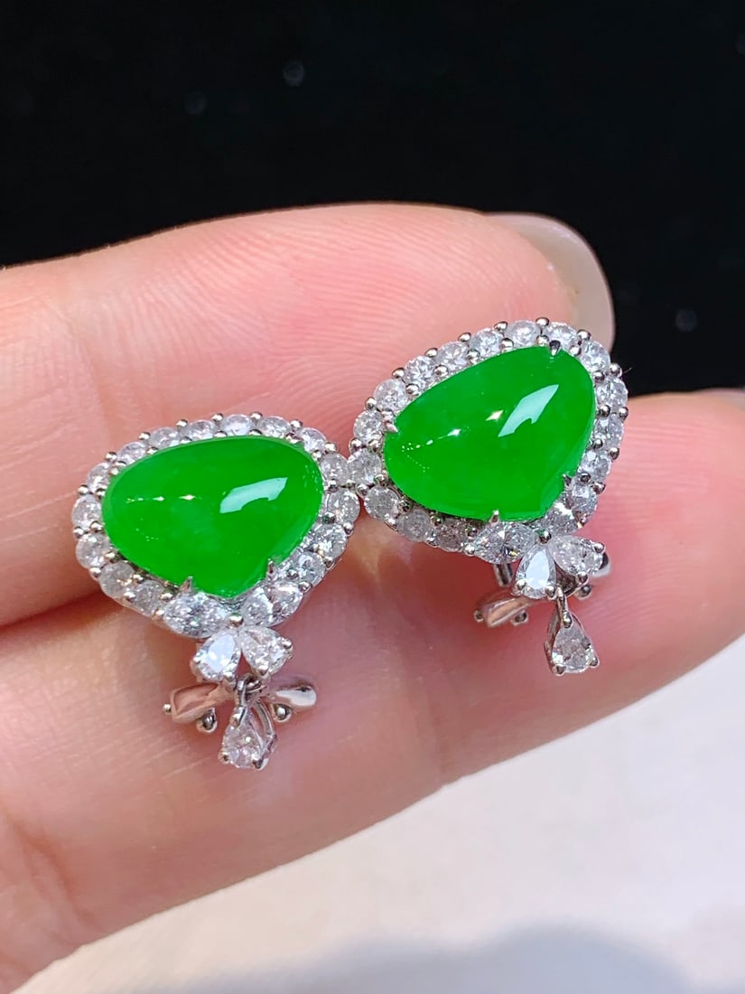 A Pair of Exquisite 18k Gold Diamond Inlaid Jadeite Earrings: A Pair of Exquisite 18k Gold Diamond Inlaid Jadeite Earrings,Size(Loose Stone):0.4inx0.3inx0.1in 一对18k金钻镶嵌翡翠耳环