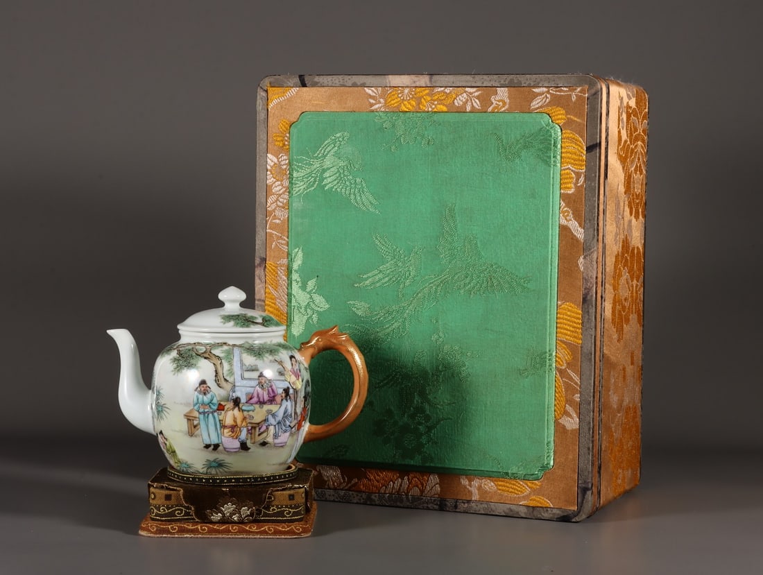 An Exquisite Famille-Rose Character and Story Pattern Teapot,with poem: An Exquisite Famille-Rose Character and Story Pattern Teapot,with poem,Qing Dynasty,China,Qianlong Six-character Mark,Size:4.7inx6.3in 粉彩人物故事纹茶&