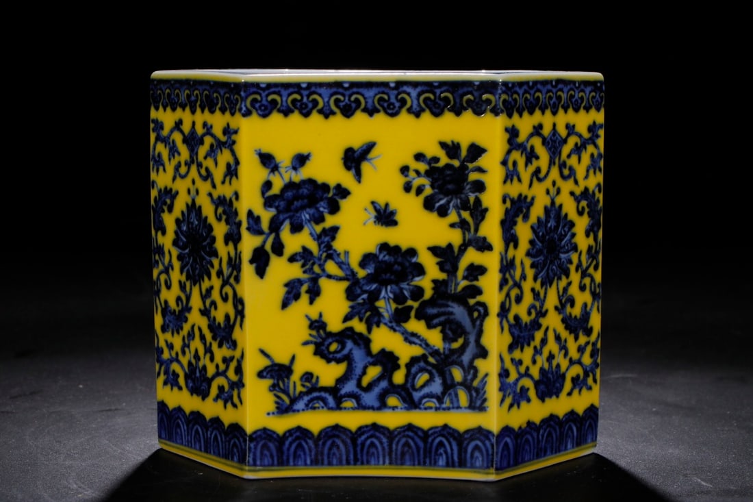 An Exquisite Yellow Ground Blue and White Flower and Butterfly Pattern Brush Pot: An Exquisite Yellow Ground Blue and White Flower and Butterfly Pattern Brush Pot,Qing Dynasty,China,Qianlong Six-character Mark,Size:6.1in 黄地青花花卉蝴Ś