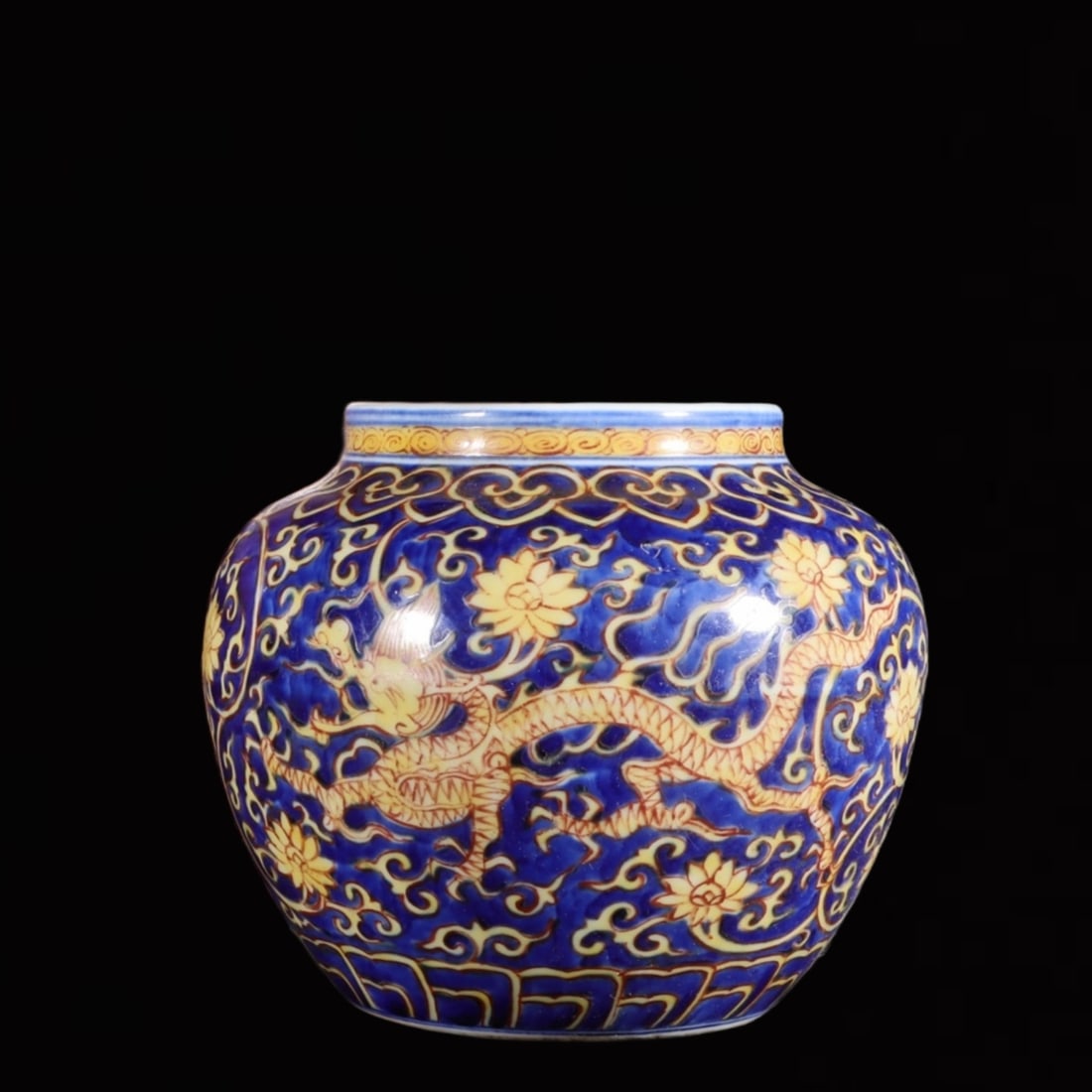 An Exquisite Blue and White Flower and Dragon Pattern Jar: An Exquisite Blue and White Flower and Dragon Pattern Jar,Ming Dynasty,China,Jiajing Six-character Mark,Size:5.1inx5.9in 青花花卉龙纹罐,中国਴