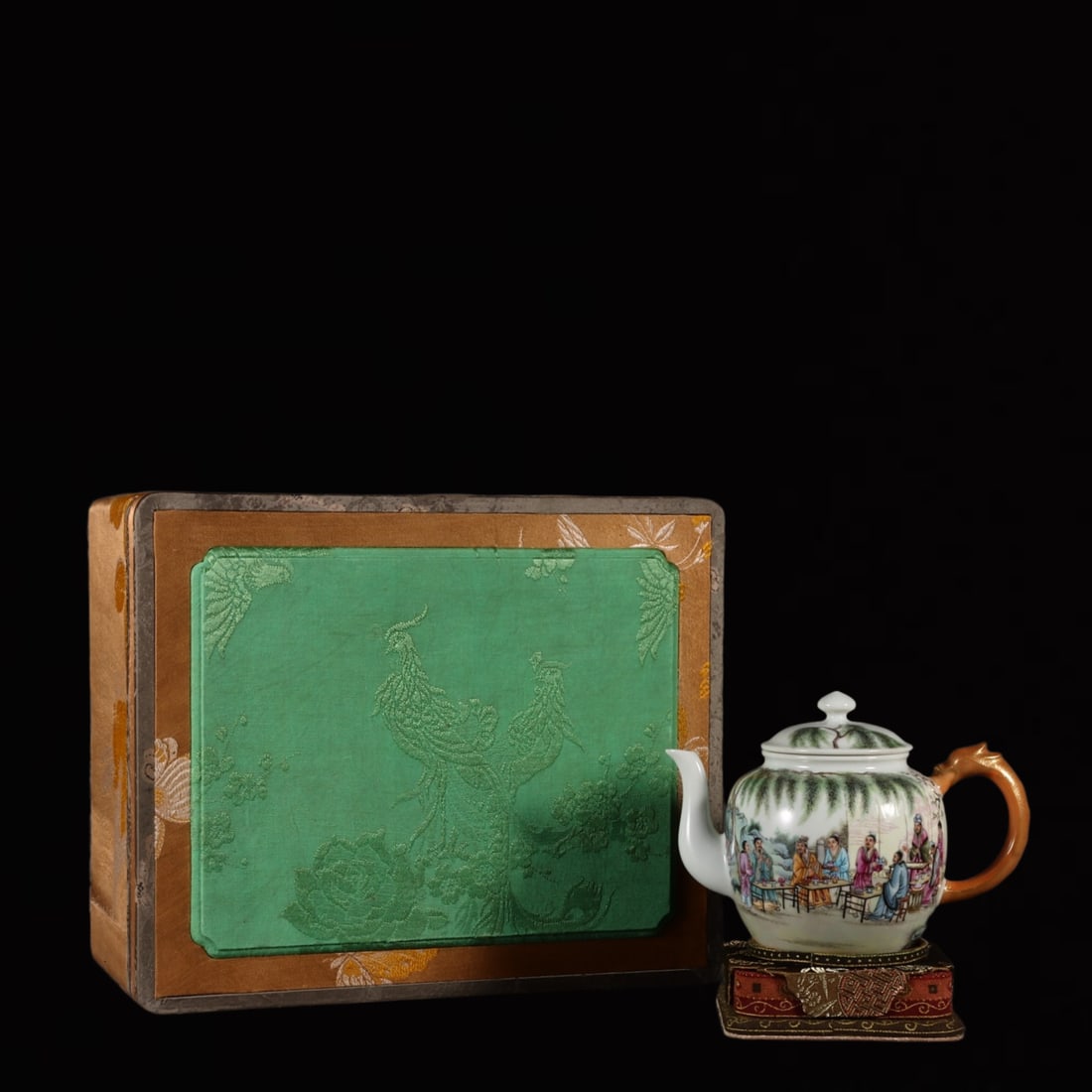 An Exquisite Famille-Rose Character and Story Pattern Teapot,with poem: An Exquisite Famille-Rose Character and Story Pattern Teapot,with poem,Qing Dynasty,China,Qianlong Six-character Mark,Size:4.7inx6.3in 粉彩人物故事纹茶&