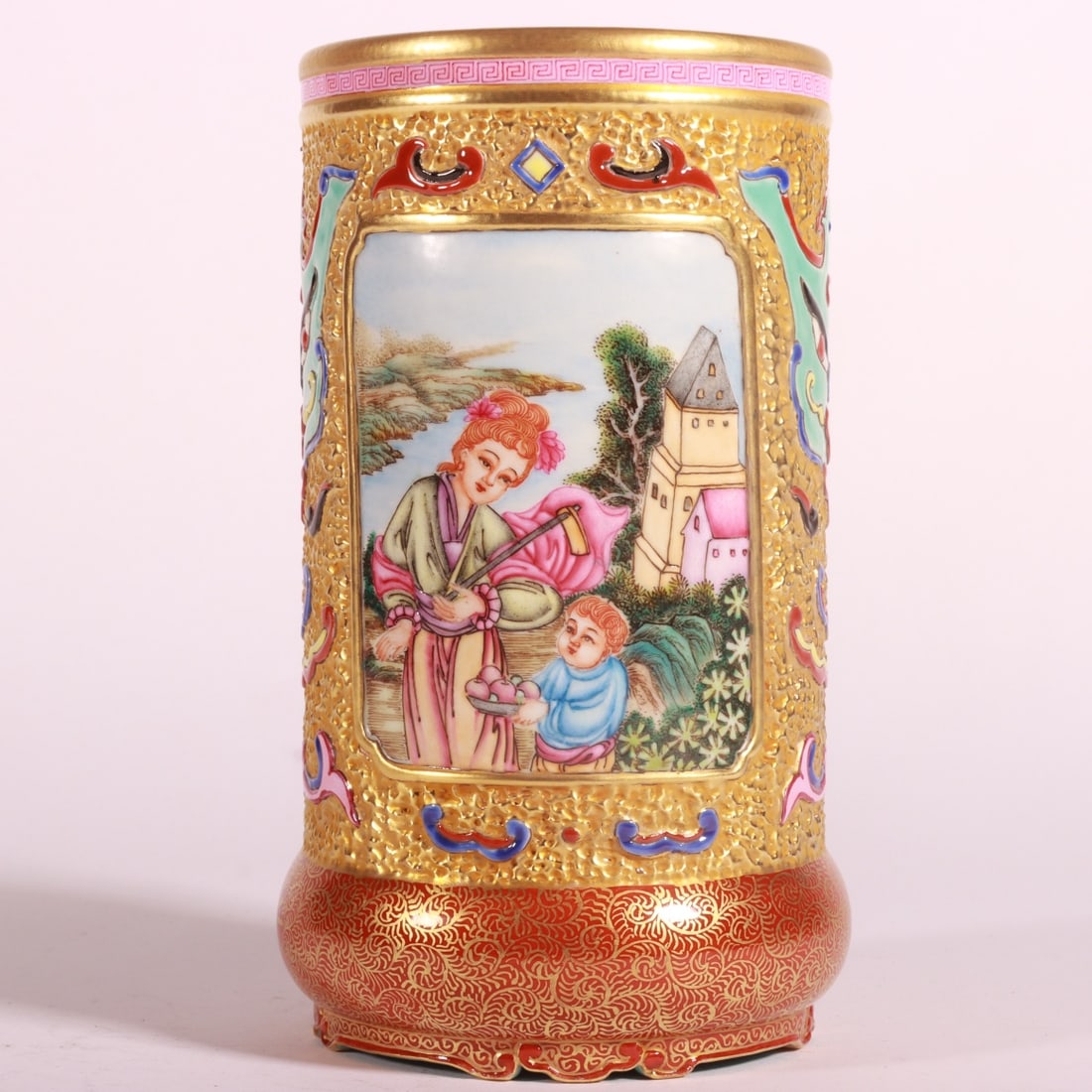 An Exquisite Enamel Gold Ground Character and Story Pattern Brush Pot: An Exquisite Enamel Gold Ground Character and Story Pattern Brush Pot,Qing Dynasty,China,Qianlong Six-character Mark,Size:6.4inx3.5in 珐琅彩金地人物故&#