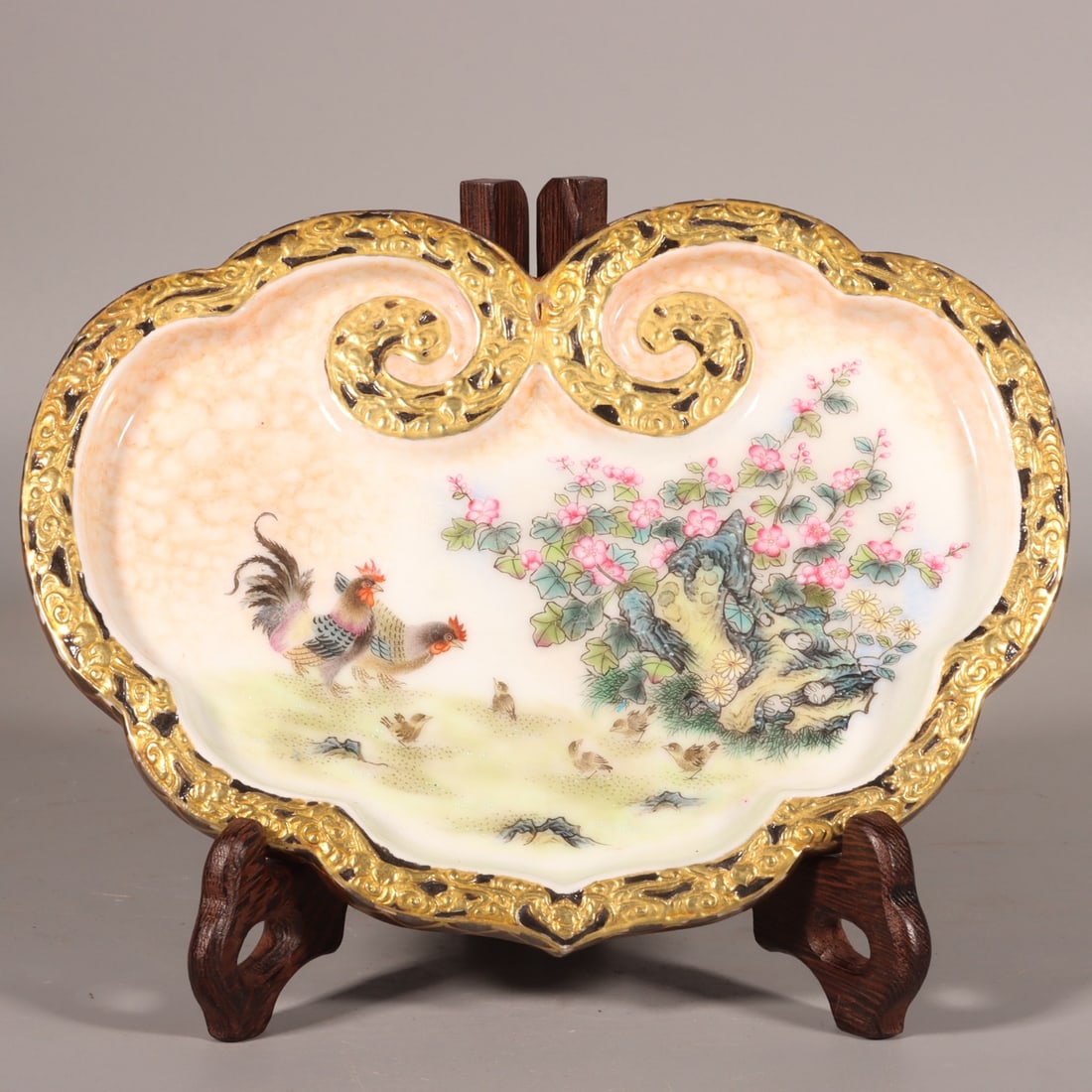 An Exquisite Enamel Painted Gold Flower and Rooster Pattern Plate: An Exquisite Enamel Painted Gold Flower and Rooster Pattern Plate,Qing Dynasty,China,Qianlong Six-character Mark,Size:1.2inx7.9inx5.9in 珐琅彩描金花卉鸡