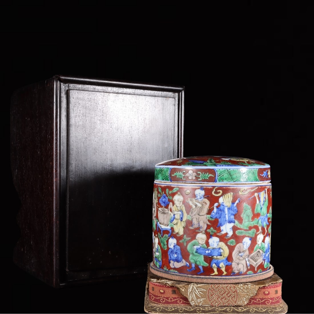 An Exquisite Red Ground Blue and White Character and Story Pattern Jar with Cover: An Exquisite Red Ground Blue and White Character and Story Pattern Jar with Cover,Ming Dynasty,China,Wanli Six-character Mark,Size:4.7inx5.1in 红地青花人物故&