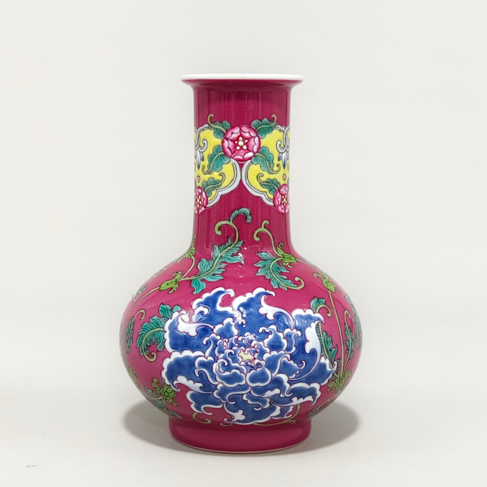 An Exquisite Enamel Flower Pattern Vase: An Exquisite Enamel Flower Pattern Vase,Qing Dynasty,China,Kangxi Four-character Mark,Size:5.3inx3.9in 珐琅彩花卉纹瓶,中国清代,康