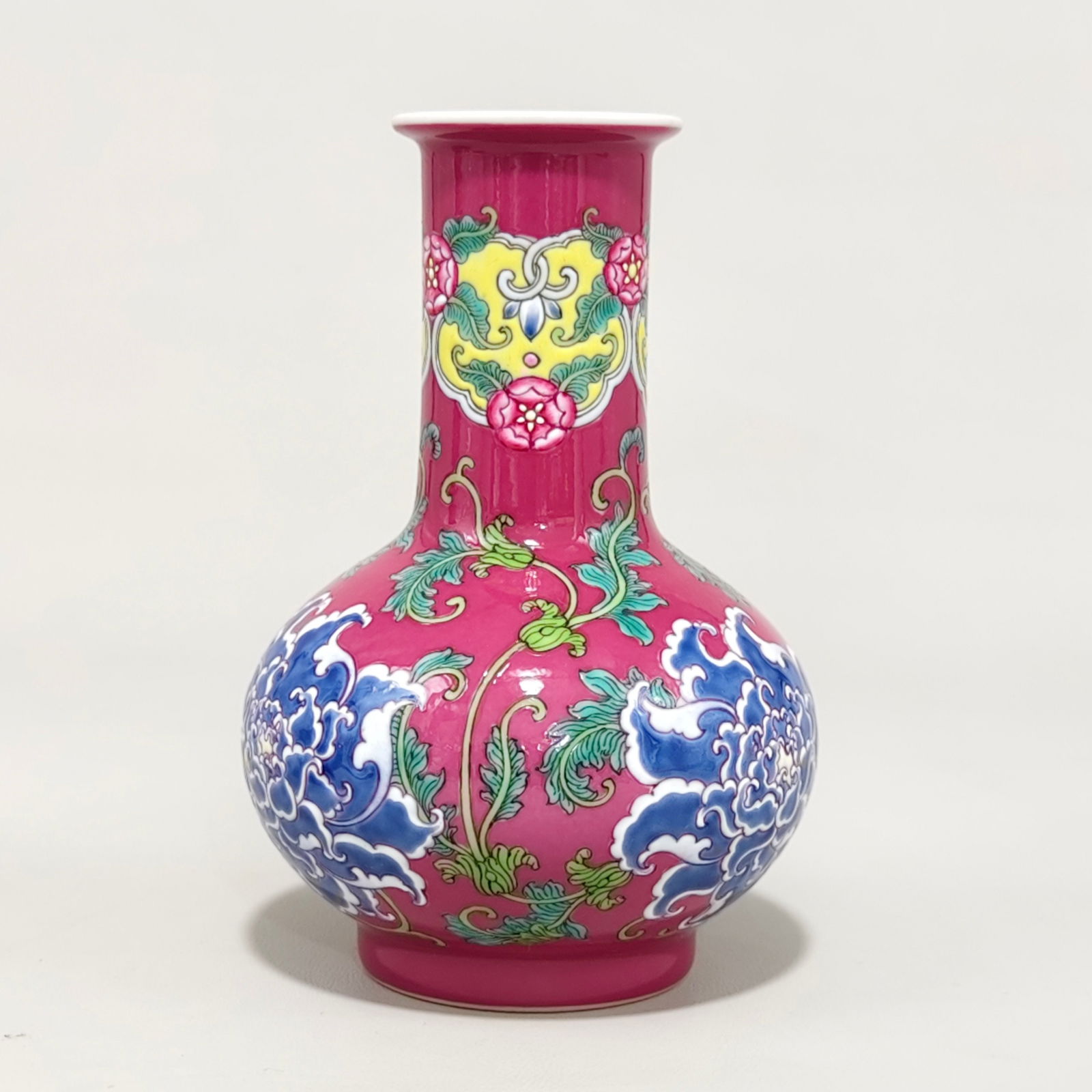 An Exquisite Enamel Flower Pattern Vase - 2