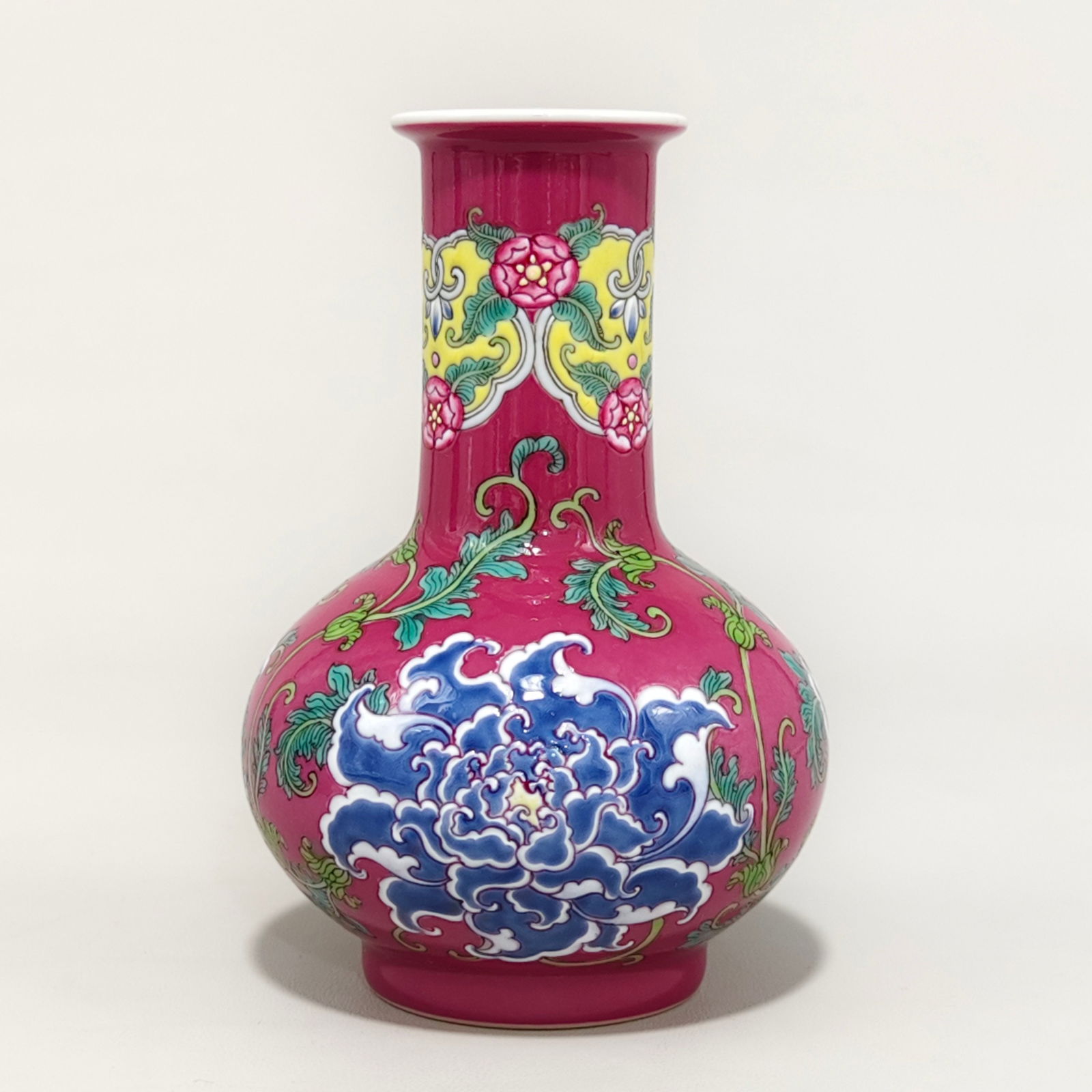 An Exquisite Enamel Flower Pattern Vase - 3