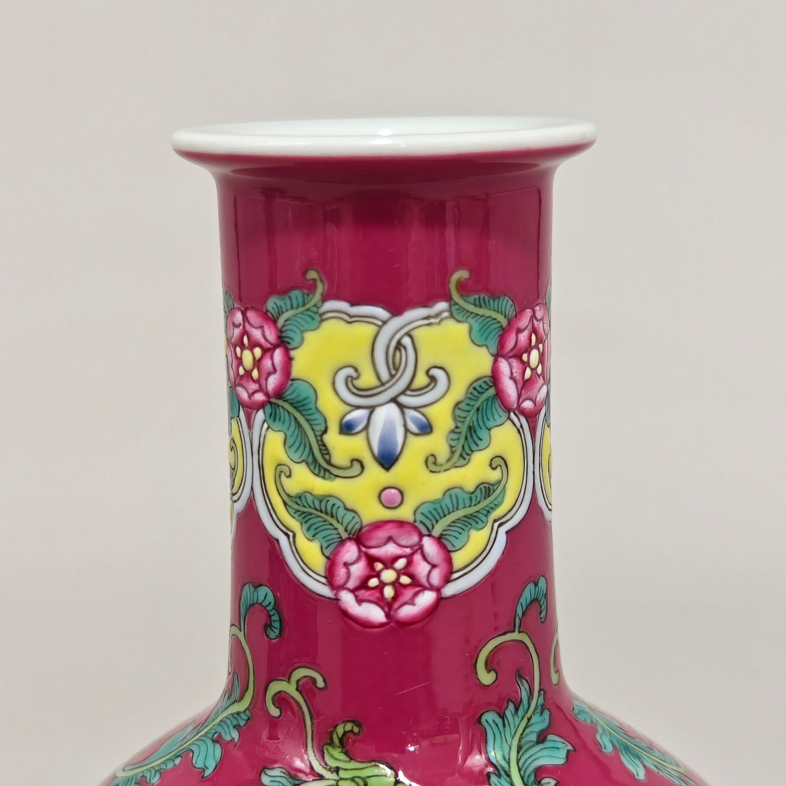An Exquisite Enamel Flower Pattern Vase - 4