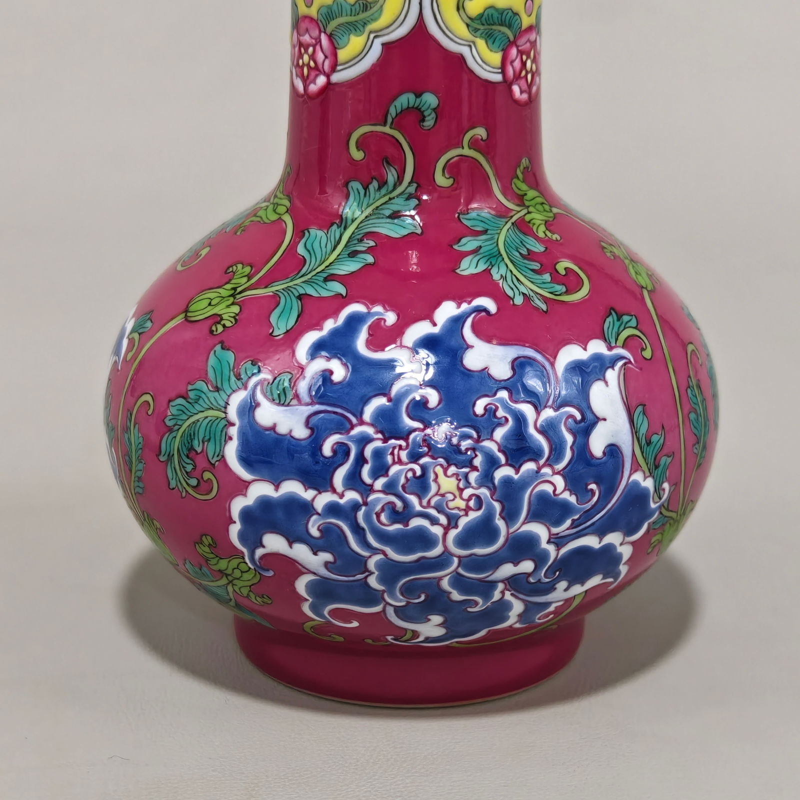 An Exquisite Enamel Flower Pattern Vase - 5