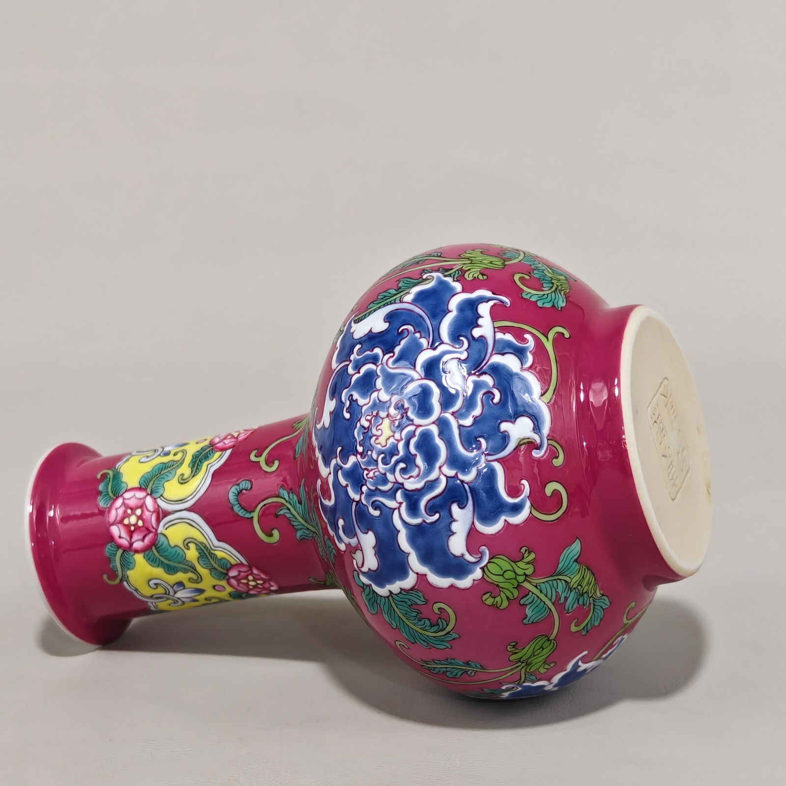 An Exquisite Enamel Flower Pattern Vase - 6
