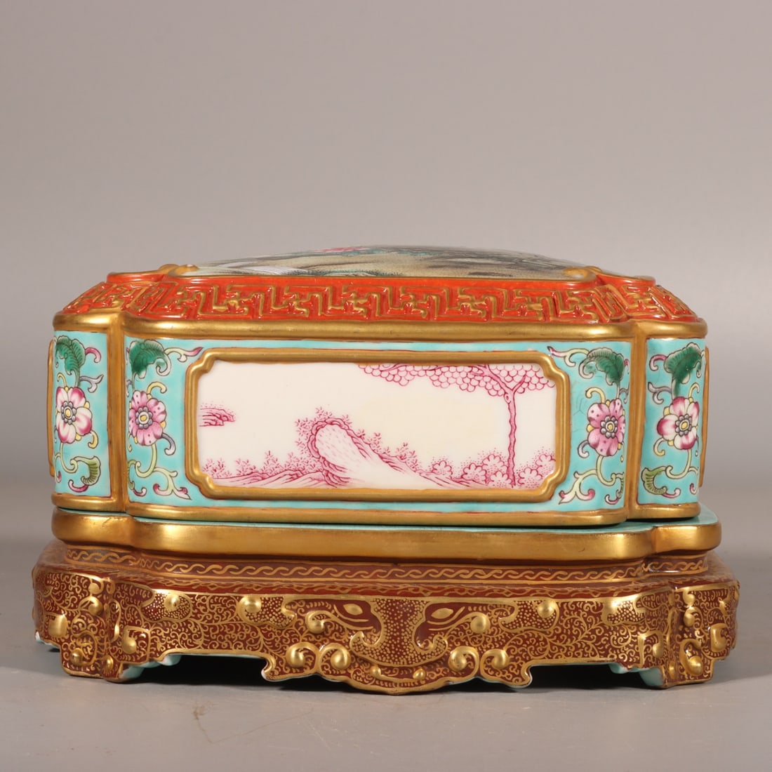 An Exquisite Enamel Painted Gold Flower and Bird Pattern Box with Cover: An Exquisite Enamel Painted Gold Flower and Bird Pattern Box with Cover,Qing Dynasty,China,Qianlong Six-character Mark,Size:3.1inx5.4in 珐琅彩描金花鸟纹