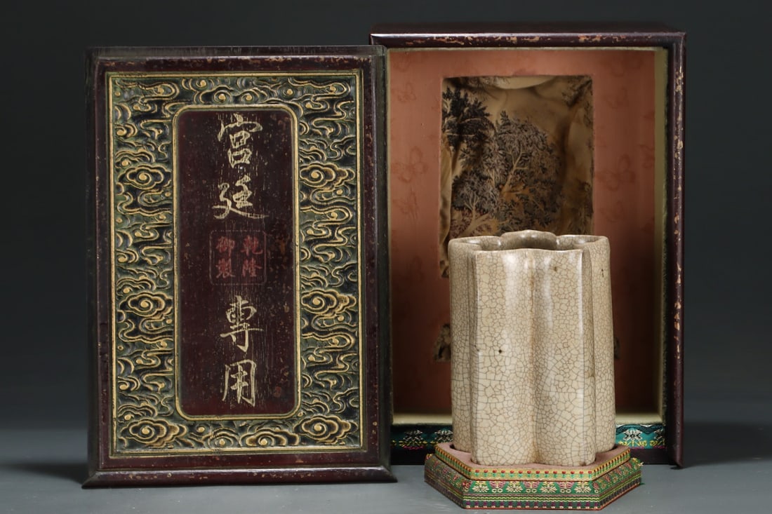 A Exquisite Ge yao ice Crackle Pattern Flower-Shaped Brush Pot: A Exquisite Ge yao ice Crackle Pattern Flower-Shaped Brush Pot,Song Dynasty, China,Size:6.7inx5.1in 哥窑冰片纹花形笔筒,中国宋