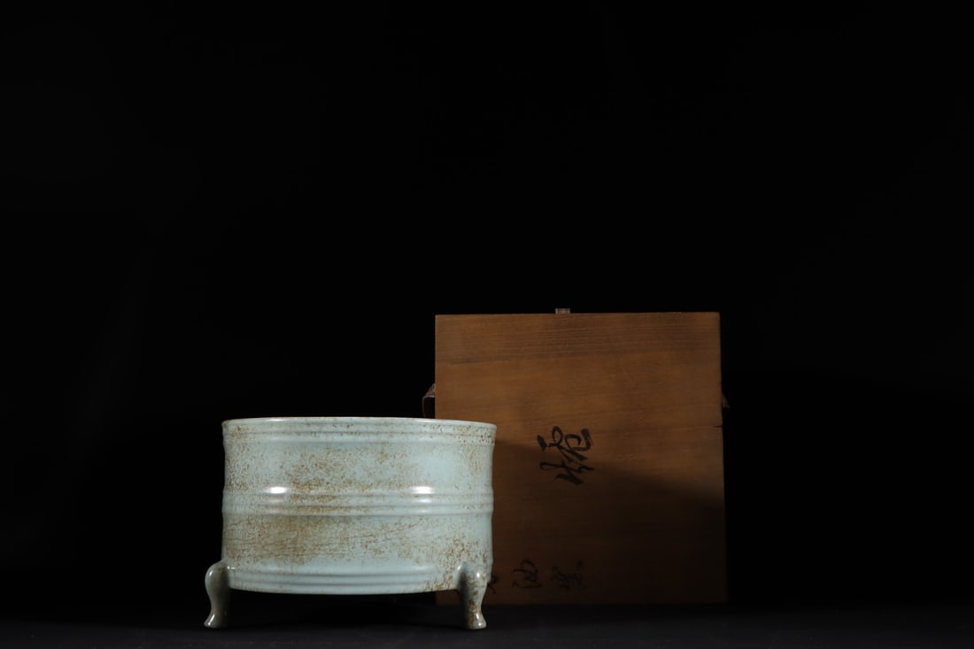 A Exquisite Ru yao Sky Blue Glazed Censer: A Exquisite Ru yao Sky Blue Glazed Censer,Song Dynasty,China,Size:5.5inx7.8in 汝窑天青釉炉,中国宋代