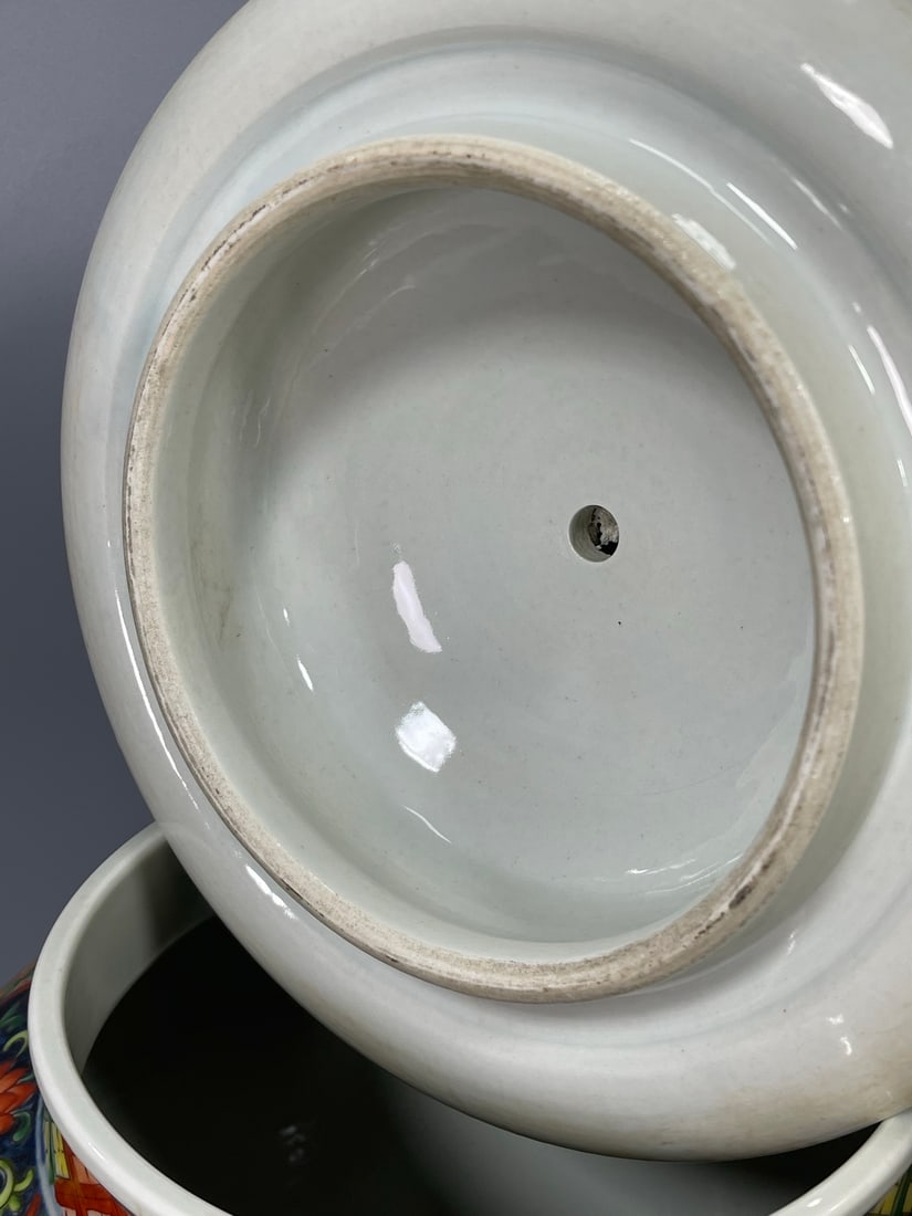 A Exquisite Wucai Figures pattern Jar - 5