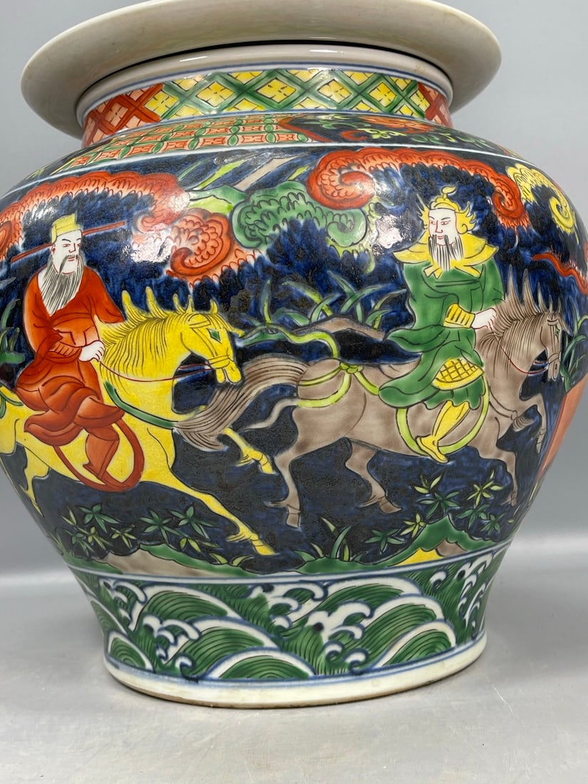 A Exquisite Wucai Figures pattern Jar - 7