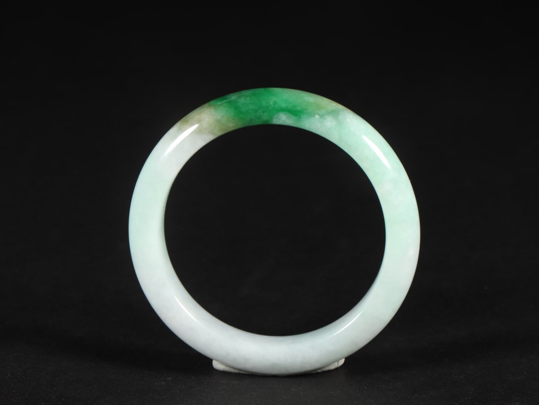 A Exquisite Jadeite Bracelets: A Exquisite Jadeite Bracelets,Qing Dynasty, China,Size:3in,Weight:67g 翡翠手镯,中国清代