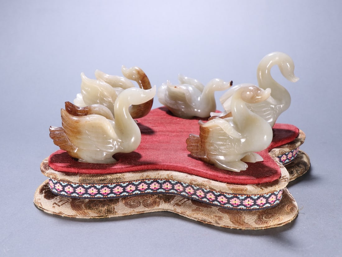A Set of Exquisite Hotan Jade Goose Ornament: A Set of Exquisite Hotan Jade Goose Ornament,Han Dynasty, China,Size:2.2inx2.9in, Weight:150g 一套和田玉鹅摆件,中国汉代